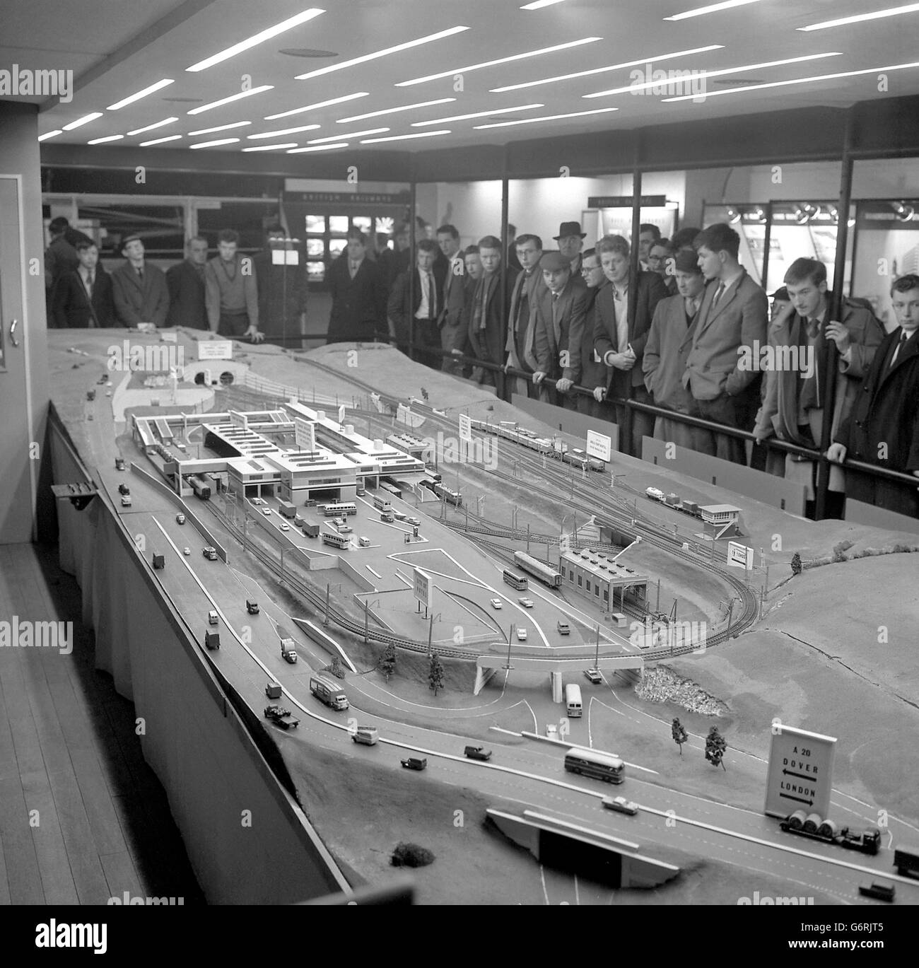 Dieses 30 Meter lange Arbeitsmodell des Eisenbahnterminals am britischen Ende des geplanten Kanaltunnels zieht bei der Eisenbahnausstellung der British Railways (London Midland Region), die in Manchester stattfindet, Menschenmengen an. Das Modell umfasst die Hauptterminalgebäude mit einem Personenbahnhof, einer Auto- und Lkw-Ladeplattform und einer funktionierenden Eisenbahnanlage mit einem anglo-kontinentalen Frachtschlegeband. Stockfoto