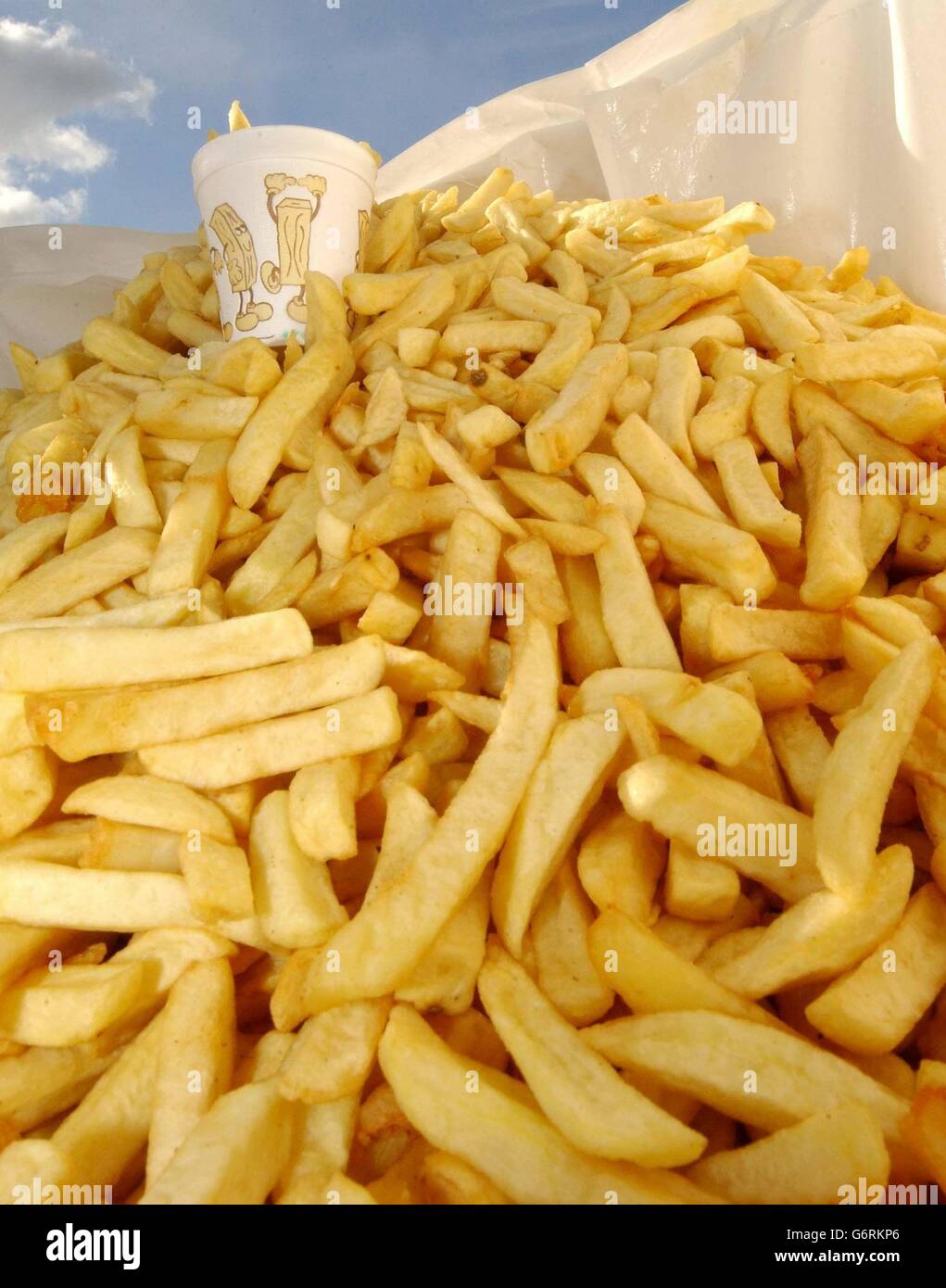 Im Rahmen der National Chip Week bilden 1500 Portionen Chips den weltweit größten Sack Chips auf der Hereford Racecourse in Hereford. Stockfoto