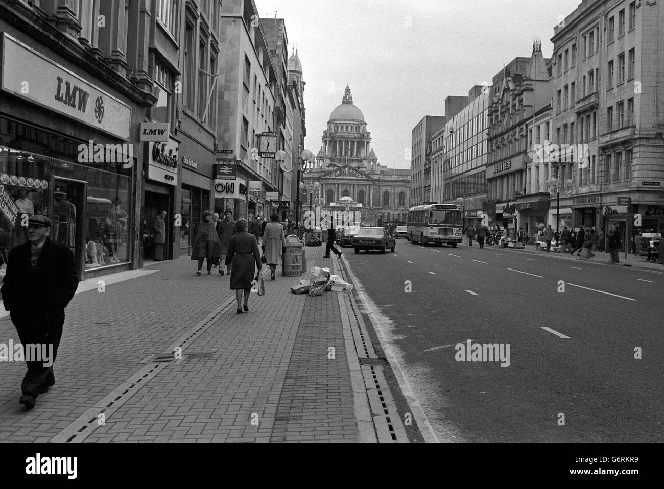 Donegall Place Belfast. Shopper in Donegall Place, Belfast. Stockfoto