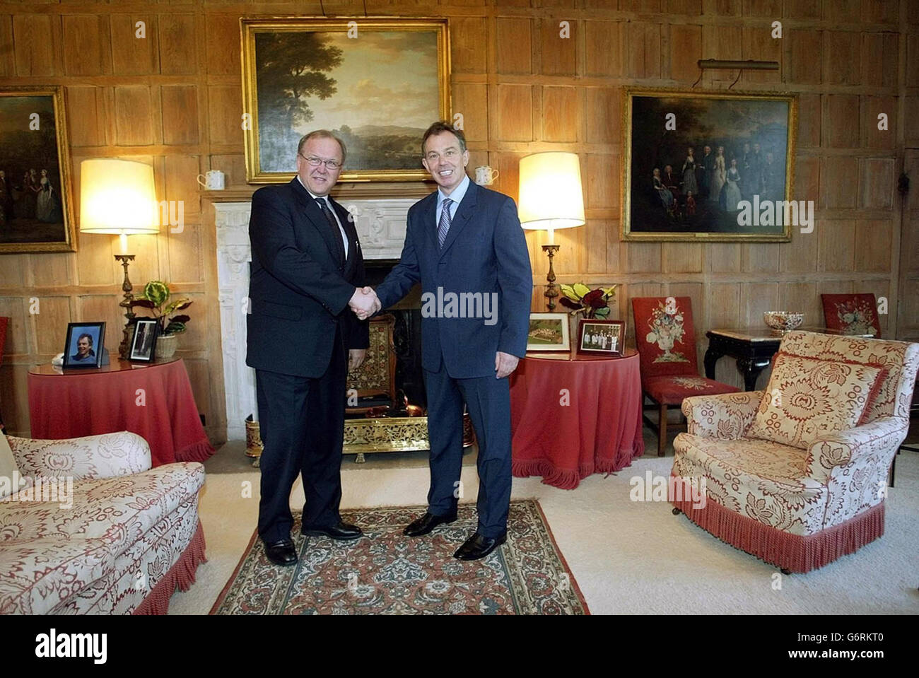 Premierminister Tony Blair, rechts, begrüßt den schwedischen Ministerpräsidenten Goran Persson vor den Gesprächen in seinem Landsitz Chequers in Buckinghamshire. Stockfoto