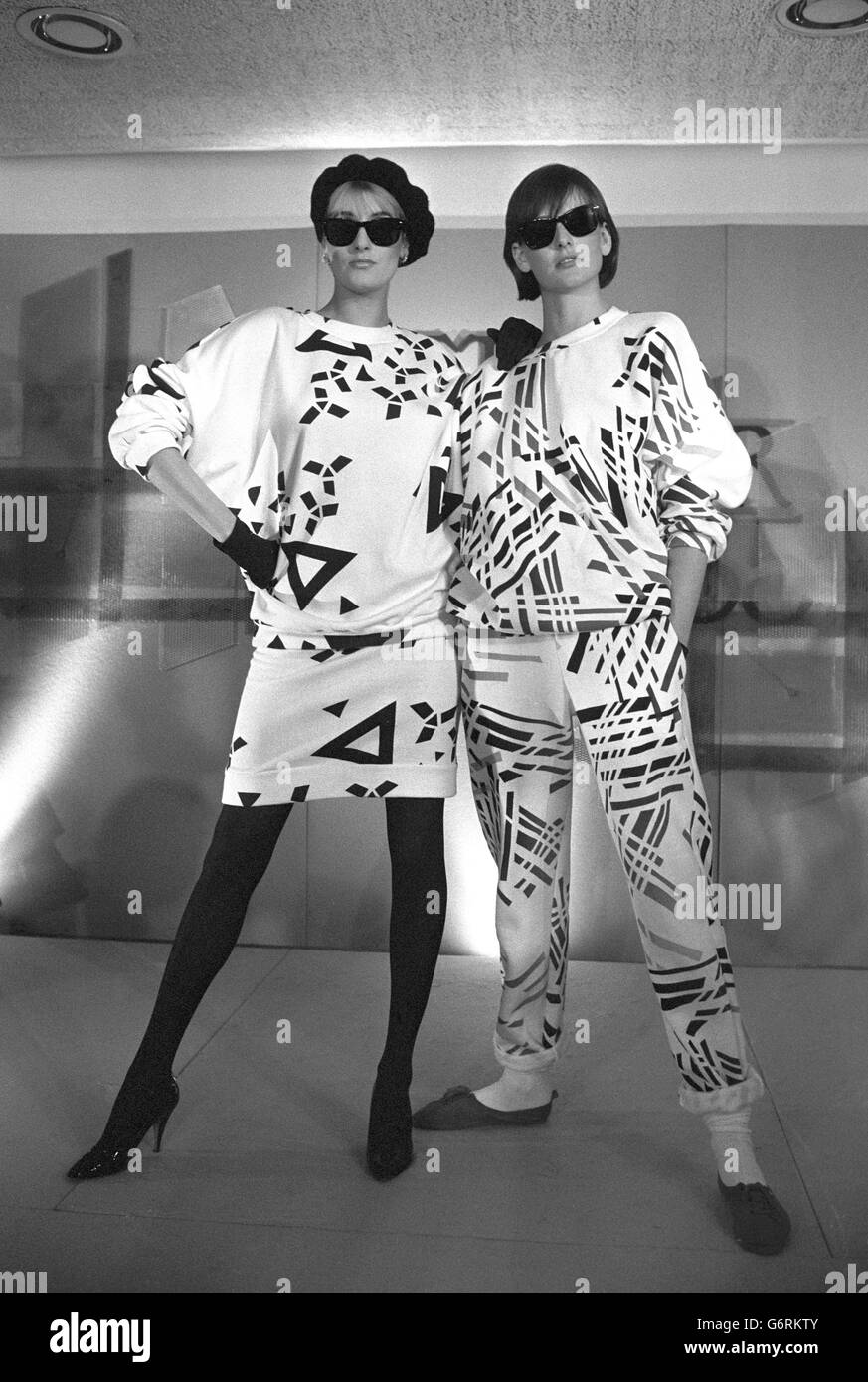 Dolman toppt die Models Joanna und Romilly auf der schottischen Modenschau, die im Trade Development Center der Scottish Development Agency in London gezeigt wird. Stockfoto