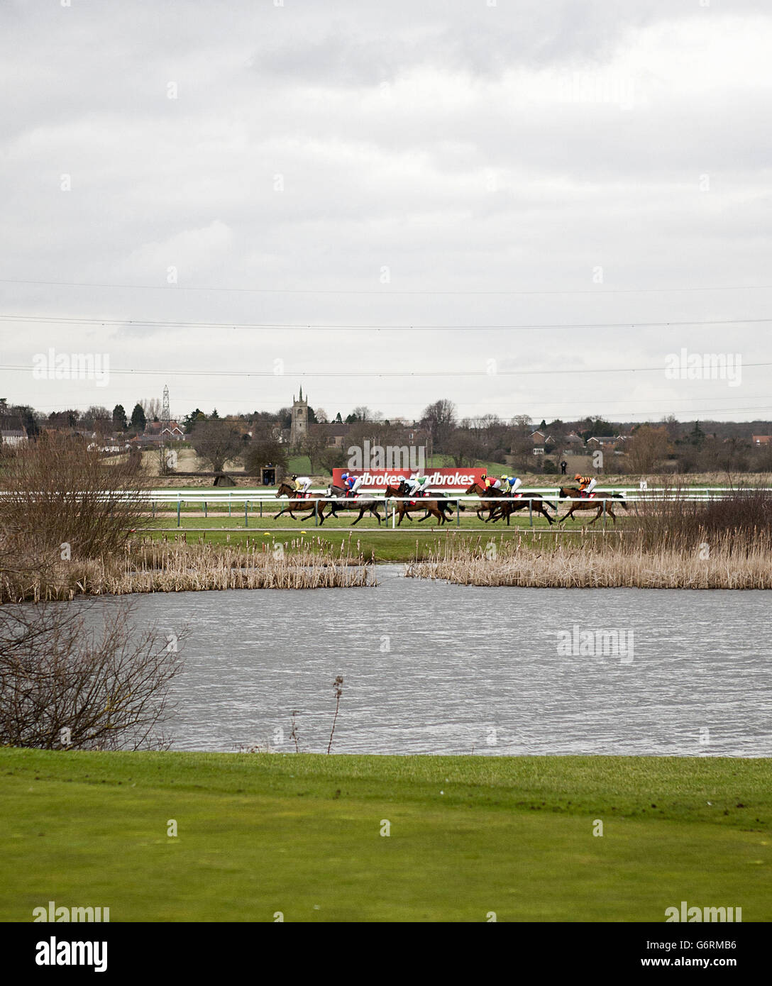 Läufer und Fahrer fahren den Rücken gerade während der Download the totepool Mobile National Hunt Novices' Hurdle auf der Southwell Racecourse, Southwell. Stockfoto