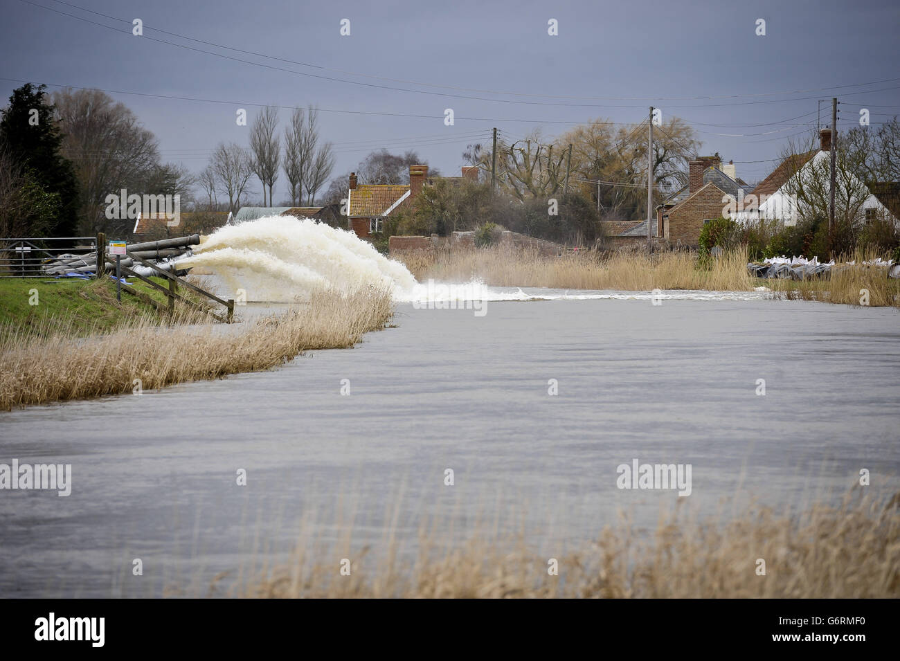 In Burrowbridge auf den Somerset-Ebenen sind immer noch Pumpen aktiv, um das Hochwasser in Feldern und Abflussgräben zu lindern. Stockfoto