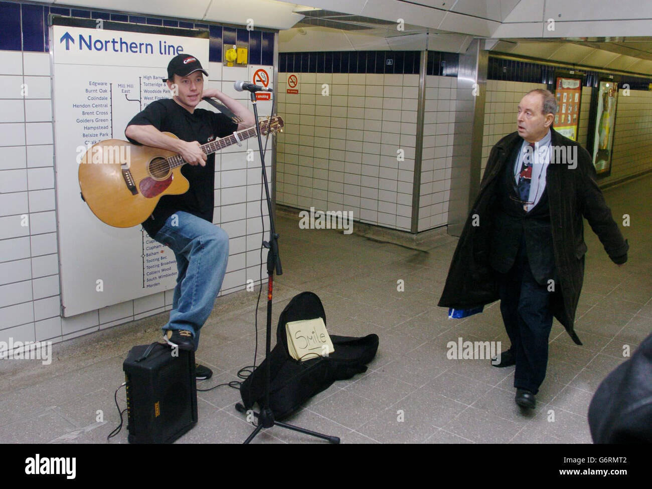 Der Busker Nigel Ashcroft, 29, aus Buckely in Flintshire, Nordwales, spielt an der U-Bahnstation Leicester Square im Zentrum von London, als Auftakt zu seinem Versuch, sich diesen Freitag in 80 Tagen um die Welt zu buschsen. Nigel wird seine Heldentat mittellos beginnen und hofft, auf dem Weg genug Geld zu sammeln, um seine Reise durch 16 Länder zu finanzieren, von denen er hofft. Er wird mit seiner Freundin und Busfahrerin Ashley Abbott, 23, aus Miami, Amerika, reisen. Stockfoto