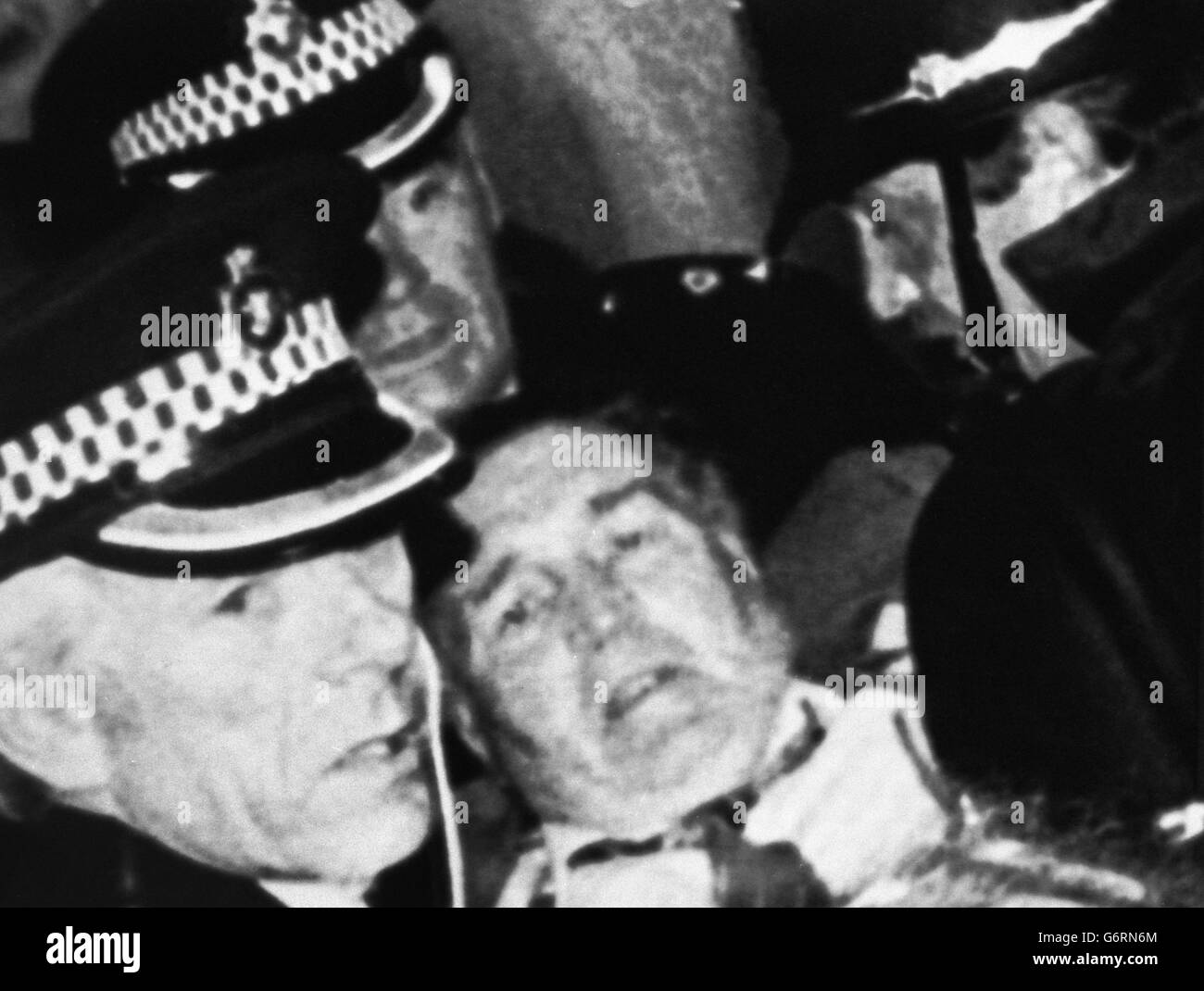 Schottlands legendärer Fußballmanager Jock Stein wurde von der Polizei aus der Touchline getragen, nachdem er zusammengebrochen war und starb, als die letzte Pfeife über die WM-Krawatte seines Teams mit Wales im Ninian Park, Cardiff, hinwegging. Stockfoto