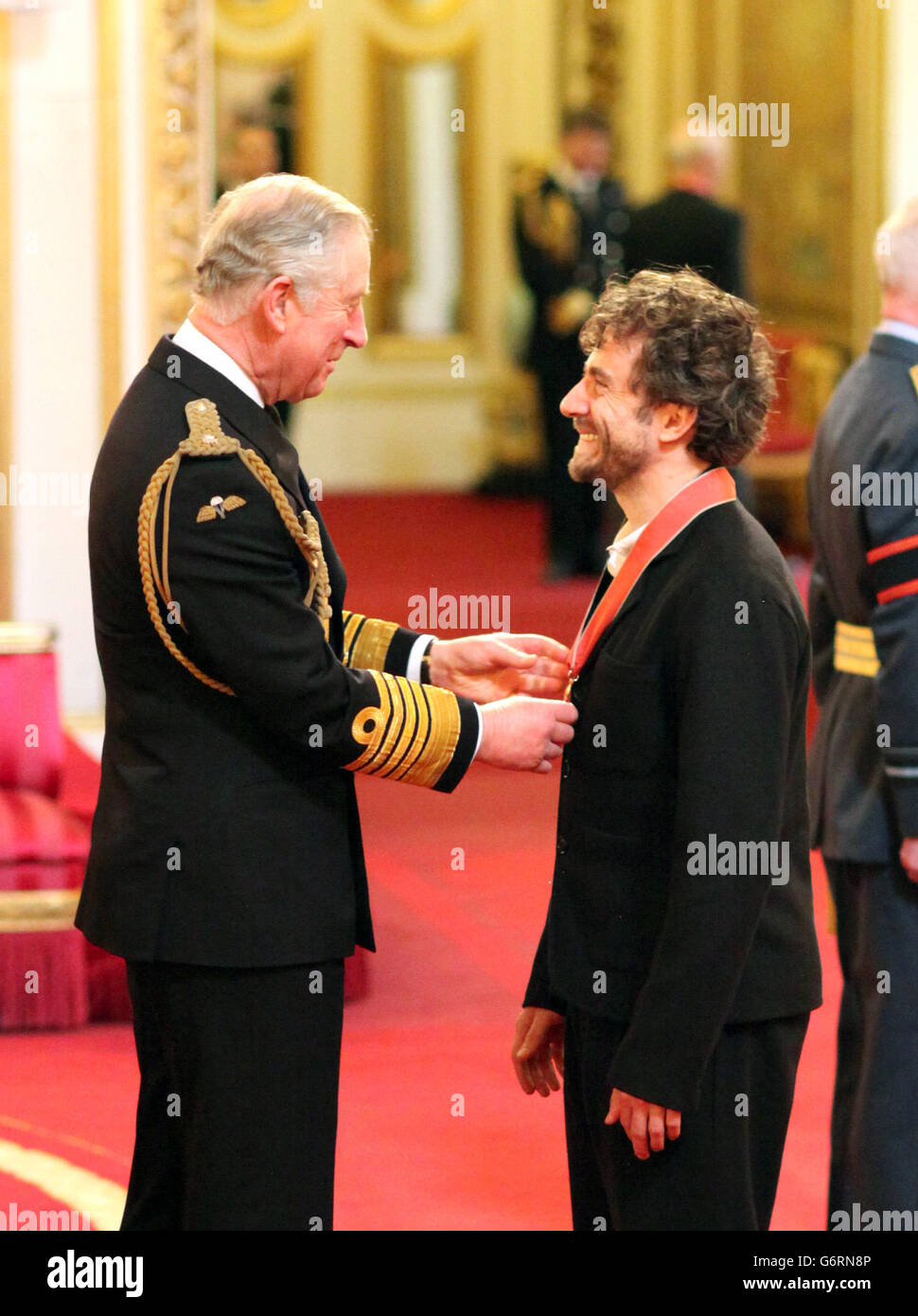 Der Designer Thomas Heatherwick wird von Prince of Wales während einer Investiturzeremonie im Buckingham Palace, London, zum CBE gemacht. Stockfoto