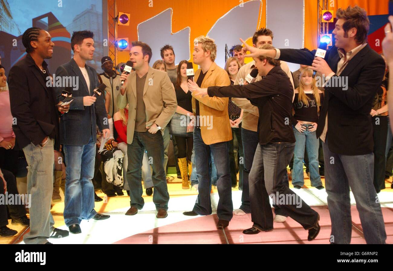 Lemar (links) und Westlife bei der MTV TRL UK Show in den MTV Studios in Camden, Nord London. Stockfoto