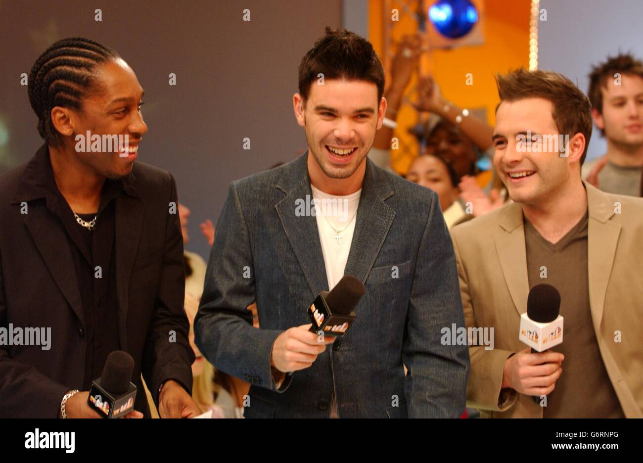 Lemar und Shane Filan von Westlife treten mit Moderator Dave Berry auf der MTV TRL UK Show in den MTV Studios in Camden, Nord-London, auf. Stockfoto