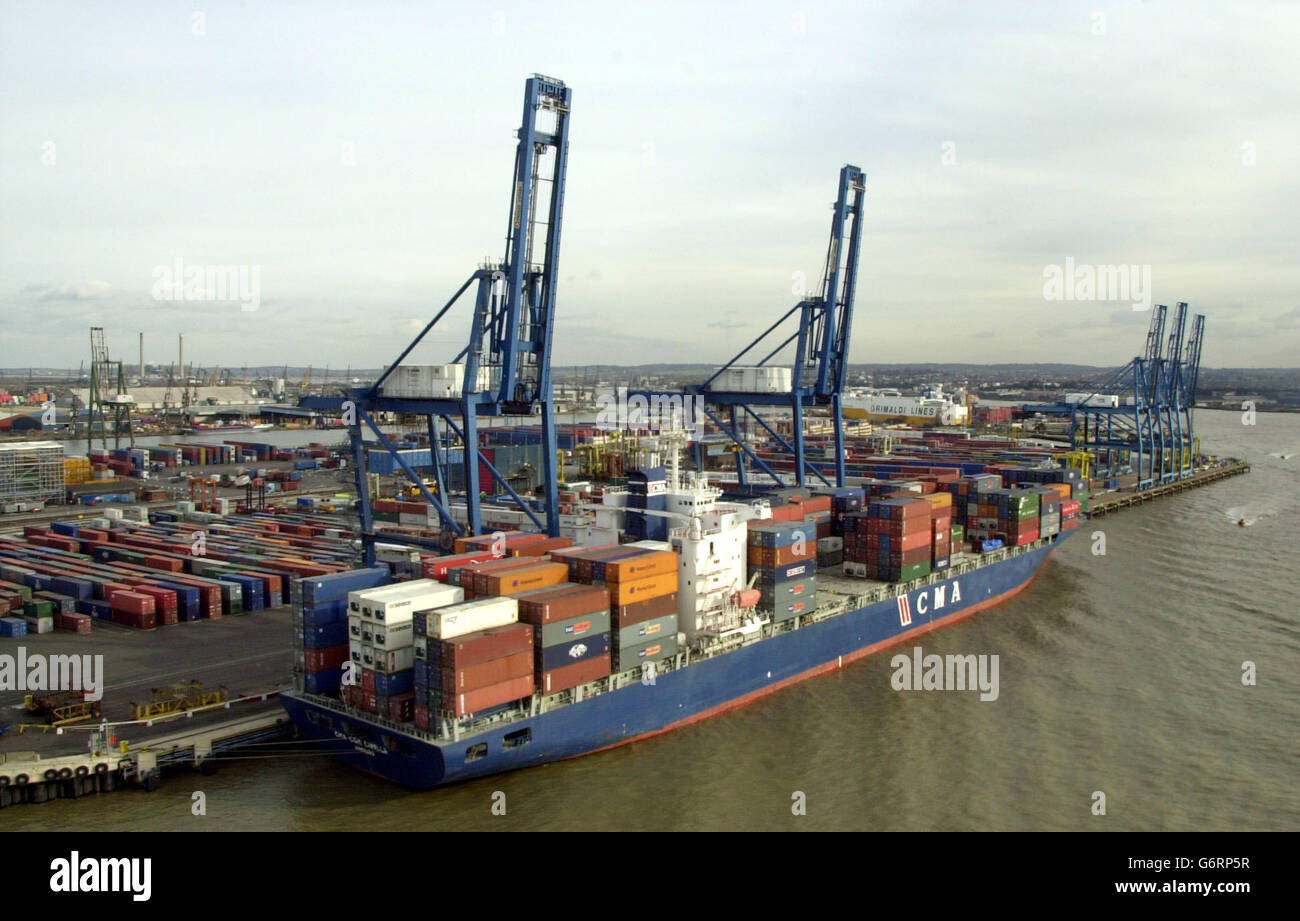 Eine Gesamtansicht eines Containerschiffes an den Tilbury Docks, Süd-Ost London. 09/03/04: Das Handelsdefizit des Vereinigten Königreichs erreichte heute einen neuen monatlichen Rekord von 4.6 Milliarden, nachdem die Exporte in Länder außerhalb der Europäischen Union im Januar um 19% zurückgingen. Die Lücke im Handel mit Waren und Dienstleistungen im Vergleich zu 3.1 Milliarden im Dezember und ist weit höher als die City-Erwartungen von rund 3.3 Milliarden. Stockfoto