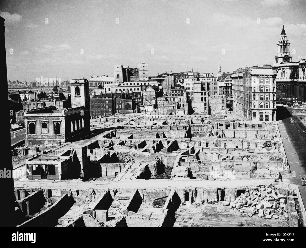 Die Arbeiten beginnen, die Schäden zu reparieren, die durch die Luftwaffe Bombenangriffe auf die Stadt London verursacht wurden, mit St. Paul's Cathedral, London, auf der rechten Seite. Stockfoto