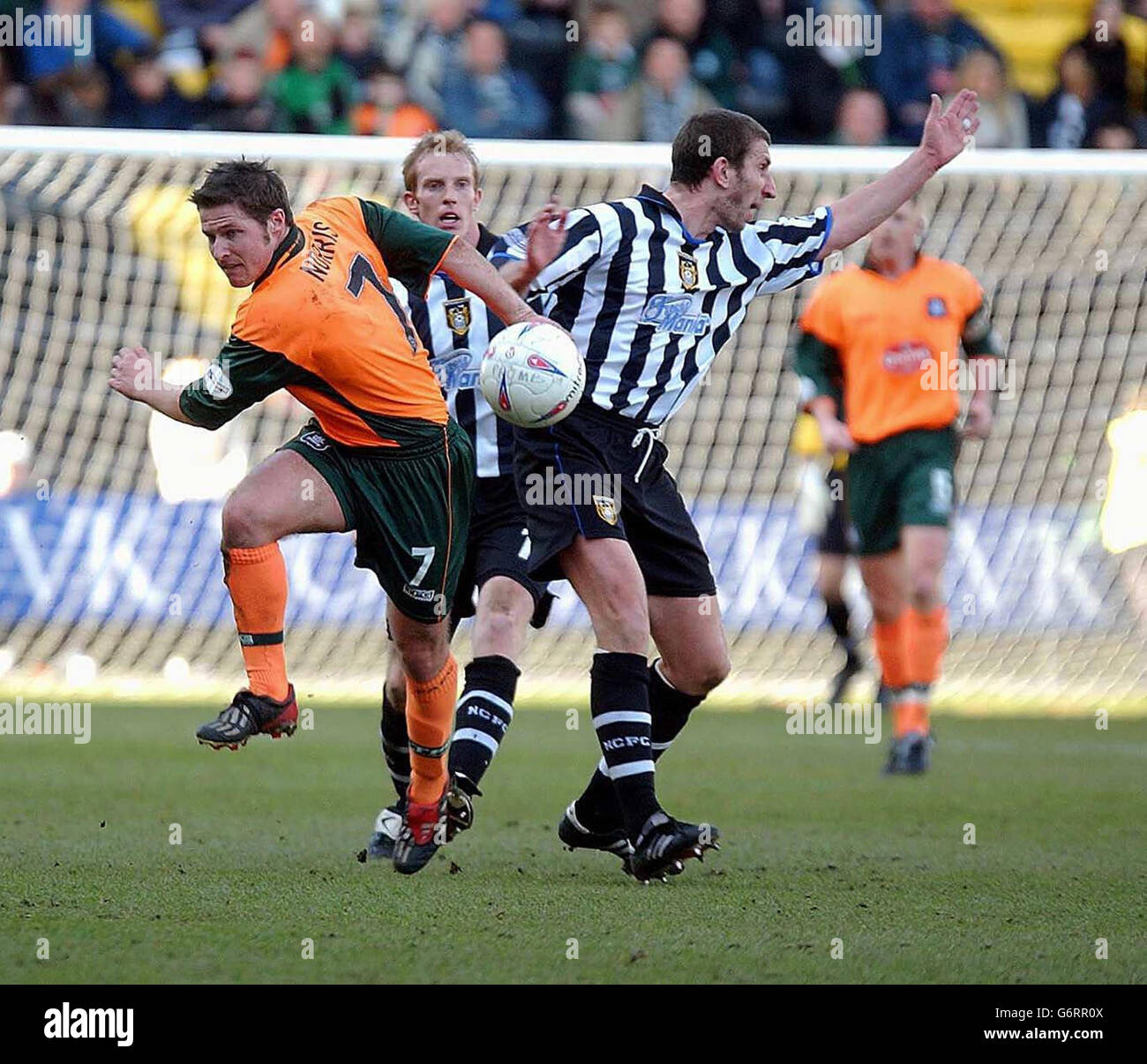 David Norris von Plymouth bekämpft Tony Barras von Notts County während des zweiten Spiels der Nationwide Division am County Ground, Nottingham, am Samstag, den 6. März 2004. KEINE INOFFIZIELLE NUTZUNG DER CLUB-WEBSITE. Stockfoto