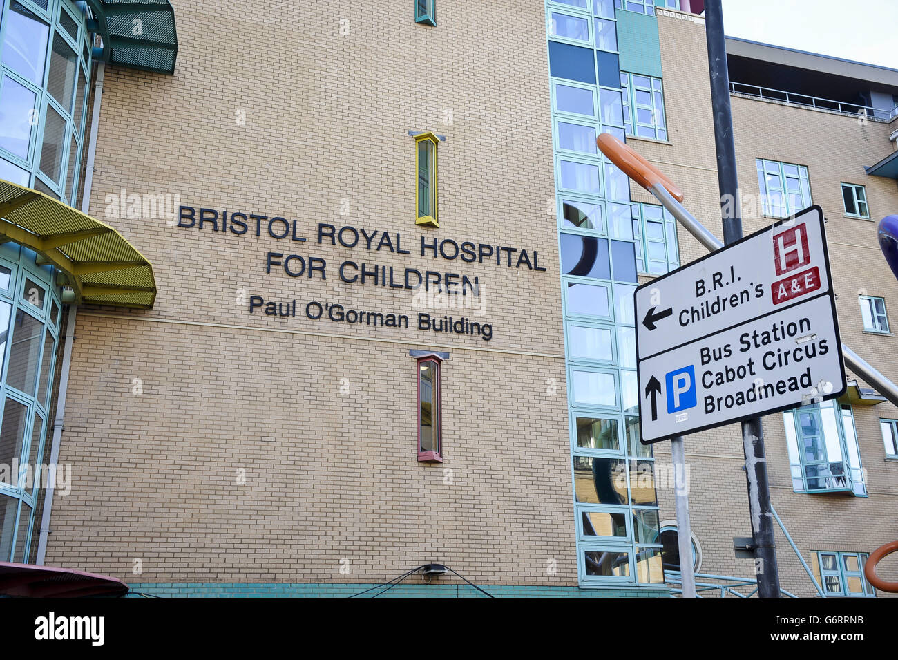 Ein Blick auf das Bristol Royal Hospital for Children "Paul O'Gorman Building", als unabhängige Überprüfung soll die pädiatrische Herzeinheit des Krankenhauses nach Sorge über die Behandlung von Neugeborenen und kleinen Kindern, die starben oder erlitten Komplikationen gehalten werden. Stockfoto