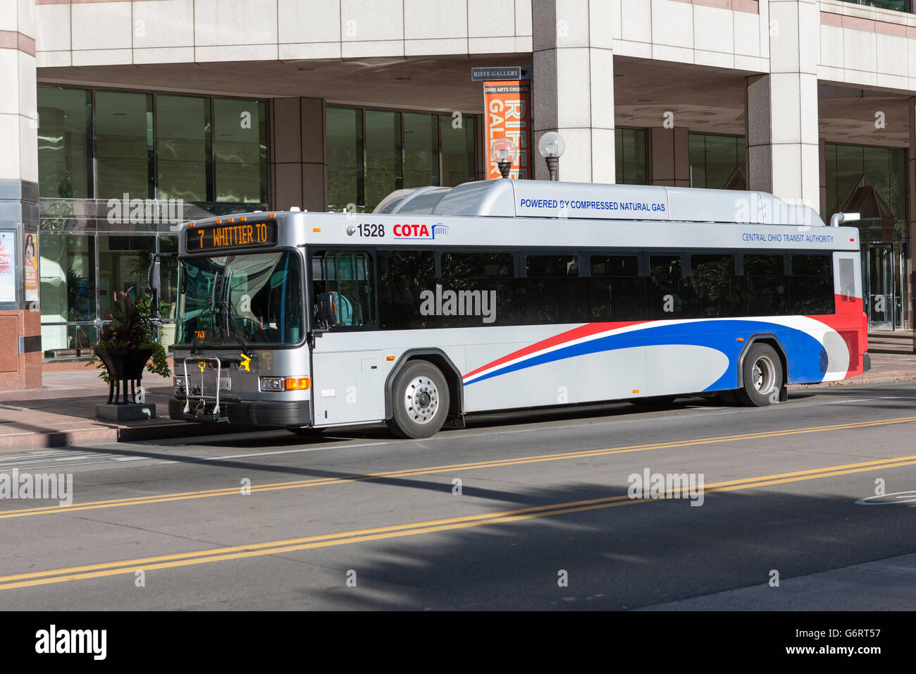 Ein komprimiertes Erdgas (CNG) betrieben COTA Bus wartet, Passagiere auf S High Street in Columbus, Ohio zu laden. Stockfoto