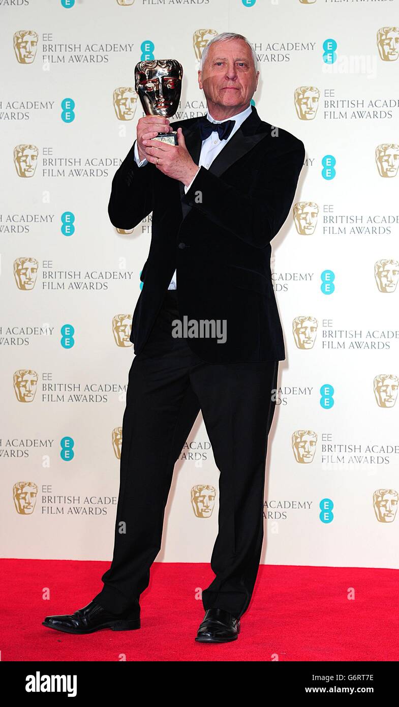Peter Greenaway mit dem Preis für herausragende Beiträge zum British Cinema, bei den EE British Academy Film Awards 2014, im Royal Opera House, Bow Street, London. Stockfoto