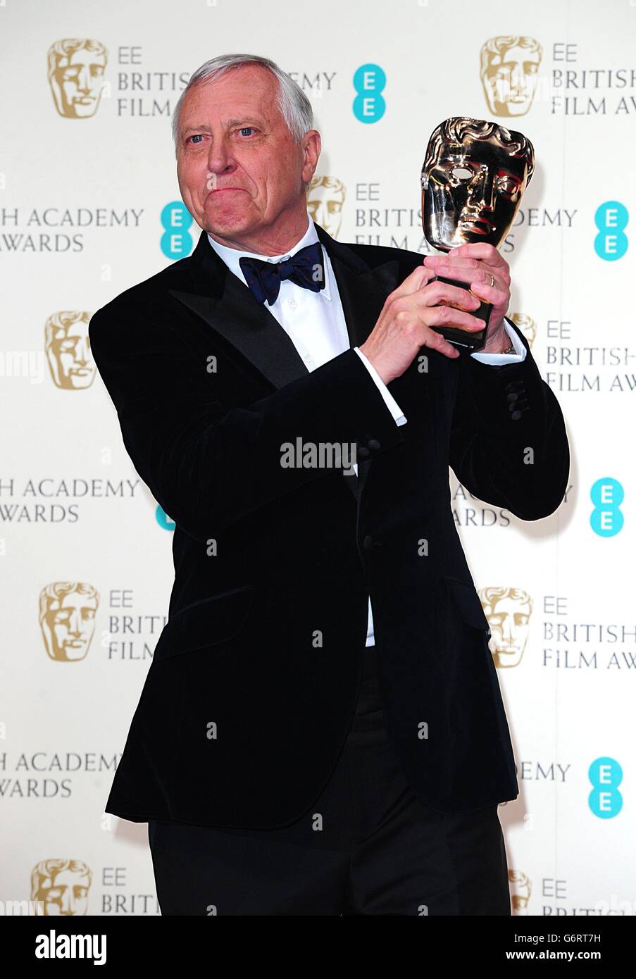 Peter Greenaway mit dem Preis für herausragende Beiträge zum British Cinema, bei den EE British Academy Film Awards 2014, im Royal Opera House, Bow Street, London. Stockfoto