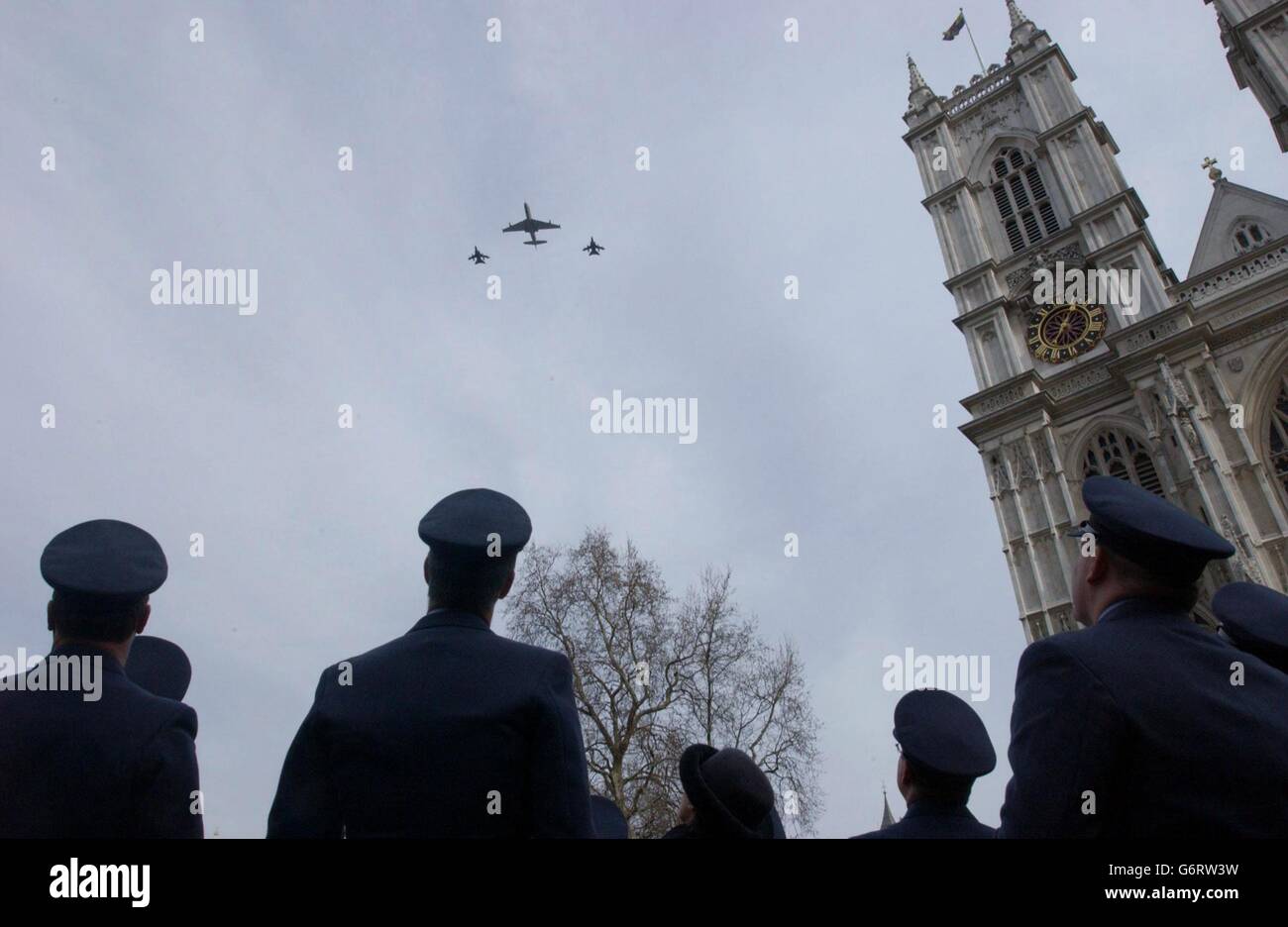 Militärangehöriger der RAF beobachten einen Nimrod und zwei Tornados, während sie an der Westminster Abbey vorbeifliegen, nachdem sie einen Gottesdienst zu Ehren der Opfer des RAF Coastal Command während des Zweiten Weltkriegs erhalten haben. Coastal Command und seine angeschlossenen Einheiten sanken mehr als 1,000 deutsche Schiffe mit Flugzeugen wie Catalinas und Beaufighters und verhinderten, dass der Feind lebenswichtige Lebensmittelvorräte an Großbritannien absperrte. Stockfoto