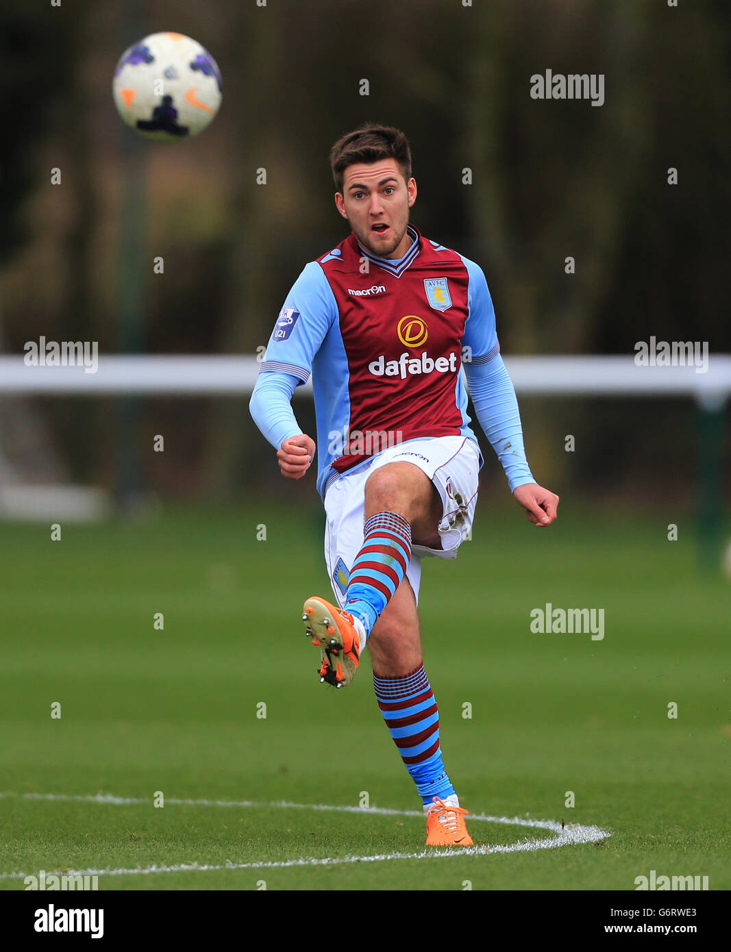 Fußball - Barclays U21 Premier League - Aston Villa gegen Reading - Bodymoor Heath Training Ground. Gary Gardner von Aston Villa Stockfoto