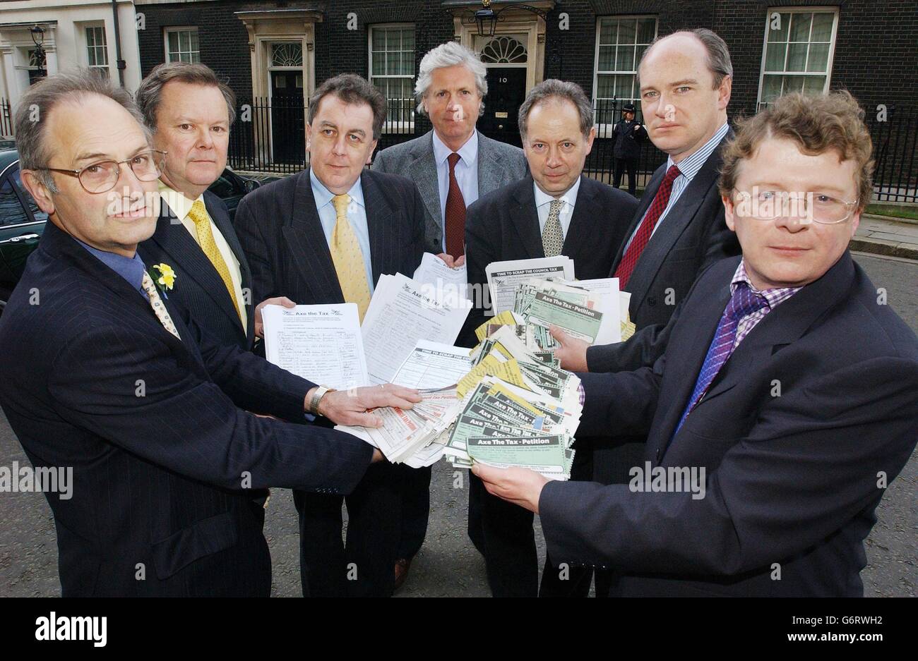 Liberale Abgeordnete des Westlandes versammeln sich vor der Downing Street 10, um Petitionen aus ihren jeweiligen Wahlkreisen gegen die steuer des rates einzureichen. Von links sind es John Burnett, West Devon und Torridge, Adrian Sanders, Torbay, Mike Treleaven, Totnes, David Nation, Tiverton und Honiton , Nick Harvey, North Devon, Richard Younger Ross, Teignbridge und Mike Walters, West Devon und Torridge. Stockfoto