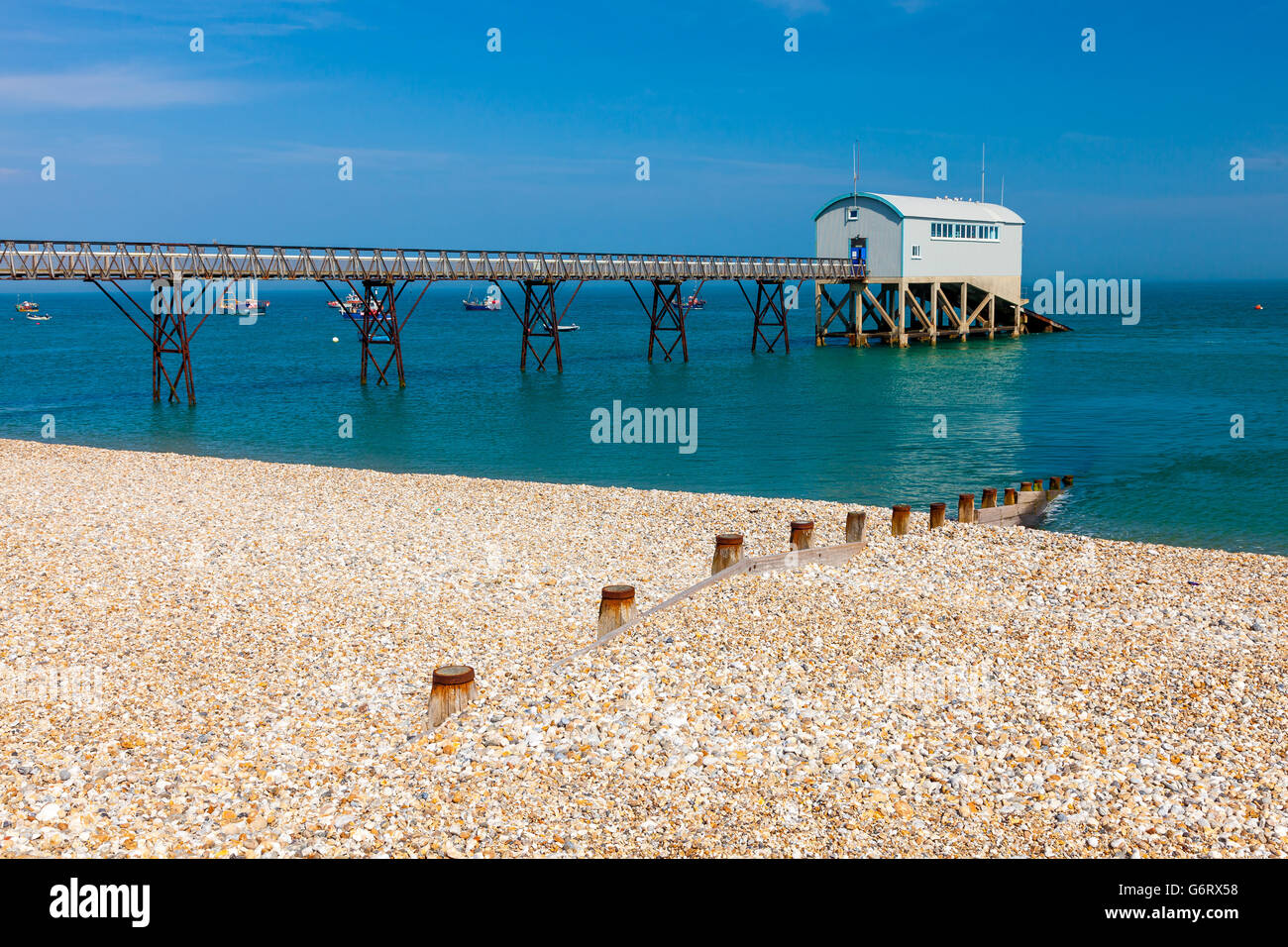 Selsey Bill Strand mit der Rettungsstation im Hintergrund. West Sussex England UK Europa Stockfoto