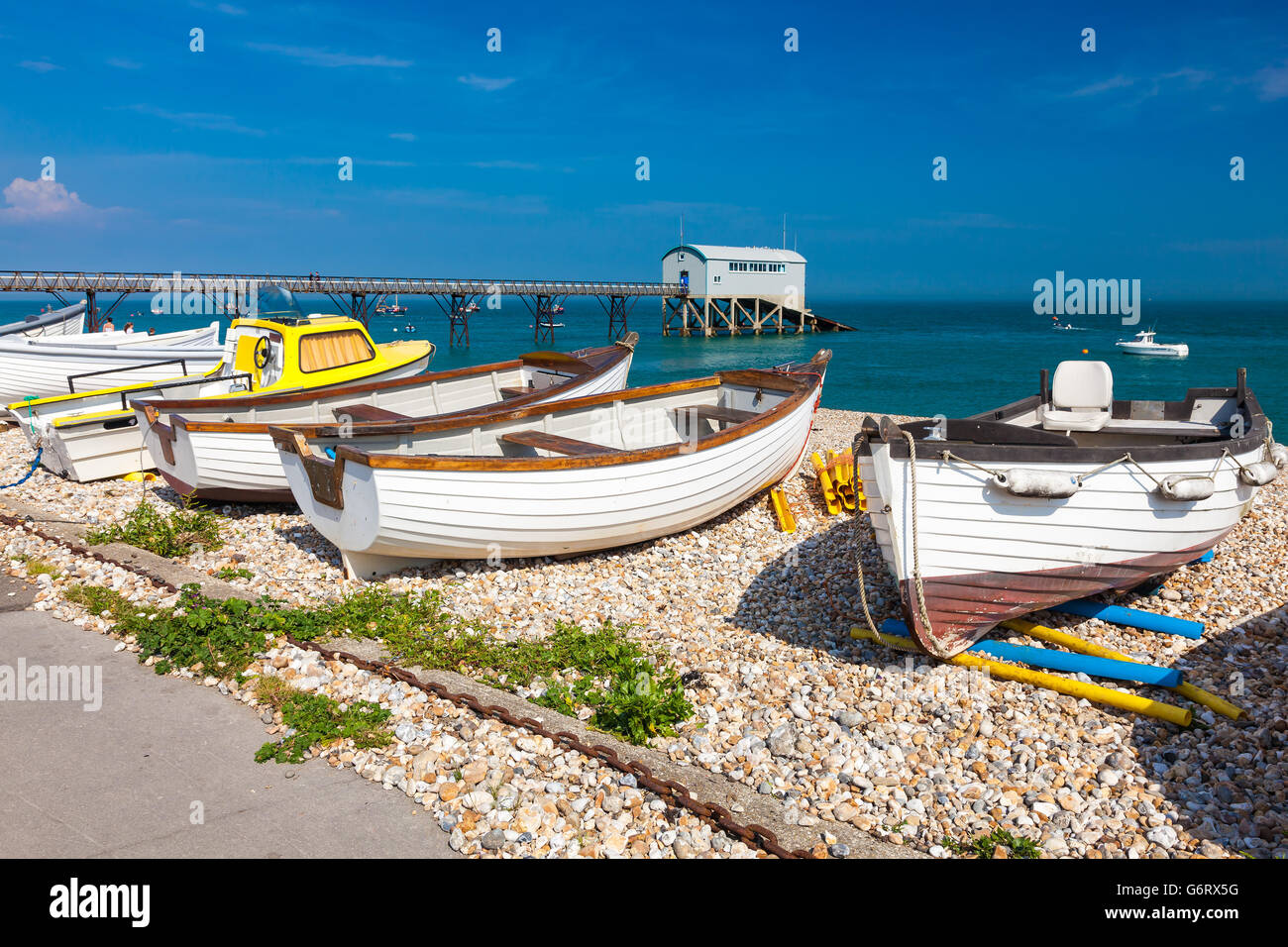 Boote am Strand von Selsey Bill West Sussex England UK Europa Schindel Stockfoto
