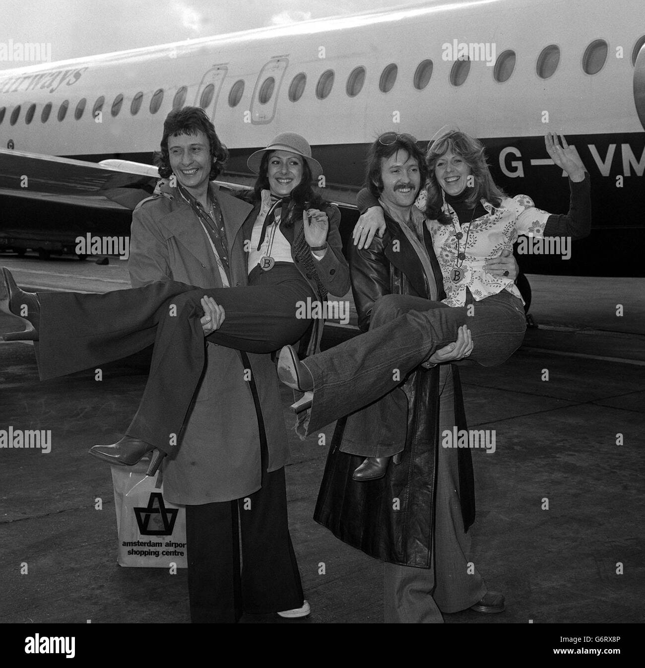 Die britische Popgruppe Brotherhood of man kehrt mit ihrem Sieg beim Eurovision Song Contest 1976 zum Londoner Flughafen Heathrow zurück. Aus L-R: Lee Sheridan, Martin lee, Nicky Stevens, Sandra Stevens Stockfoto