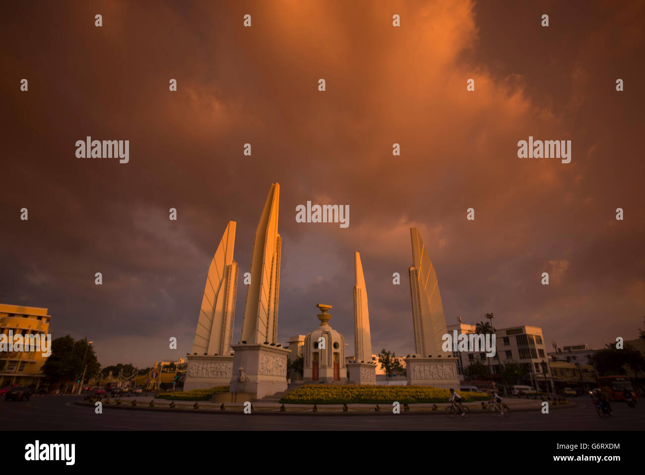 das Democracy Monument in Banglamphu in der Stadt von Bangkok in Thailand in Südostasien. Stockfoto