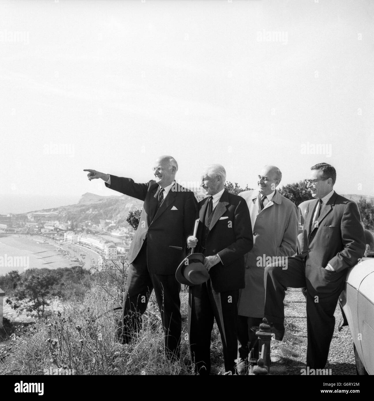 Von Dover, Kent, blicken vier der mit der Untersuchung des Ärmelkanals verbundenen Prinzipale über den Ärmelkanal. (Von l-r) Harold Harding, britischer Beratungsingenieur, der gemeinsam mit M Malcor für die Gesamtleitung der Umfrage zum Ärmelkanal verantwortlich ist, Leo d'Erlanger, Vorsitzender der Channel Tunnel Company und Mitglied der Channel Tunnel Study Group, M. Rene Malcor, französischer Beratungsingenieur, Und Alfred Davidson, amerikanisches Mitglied der Channel Tunnel Study Group. Stockfoto