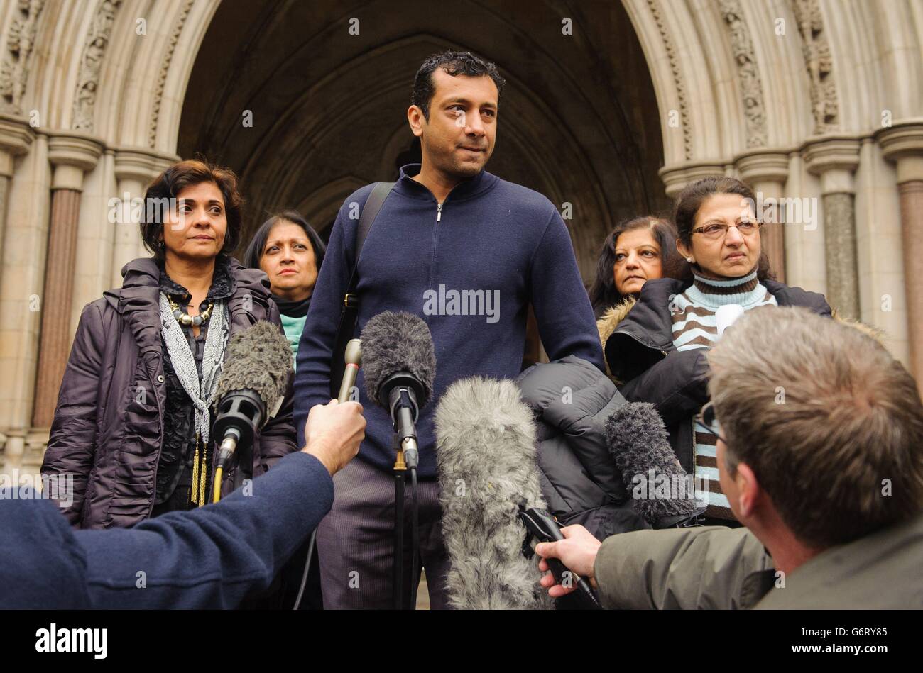 Amit Karia (Mitte), der erste Cousin von Anni Dewani, der 2010 in Südafrika gedreht wurde, steht neben Mitgliedern der Familie von Anni Dewani, während er vor den Royal Courts of Justice im Zentrum von London mit den Medien spricht. Stockfoto