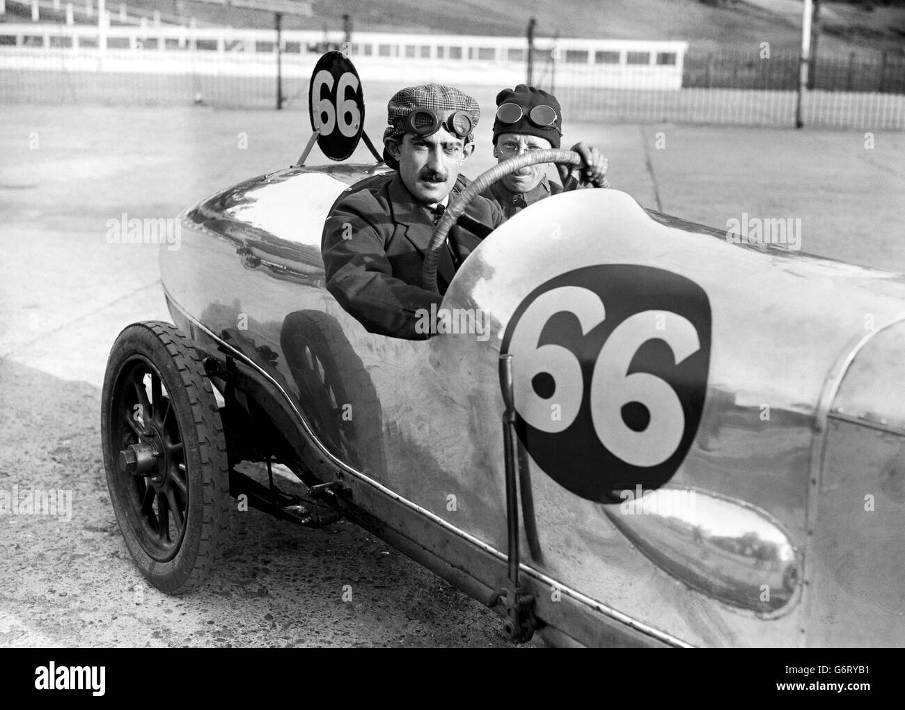 Motorsport - Light Car Derby - Brooklands. Graf Louis Zborowski in seinem Aston Martin. Stockfoto