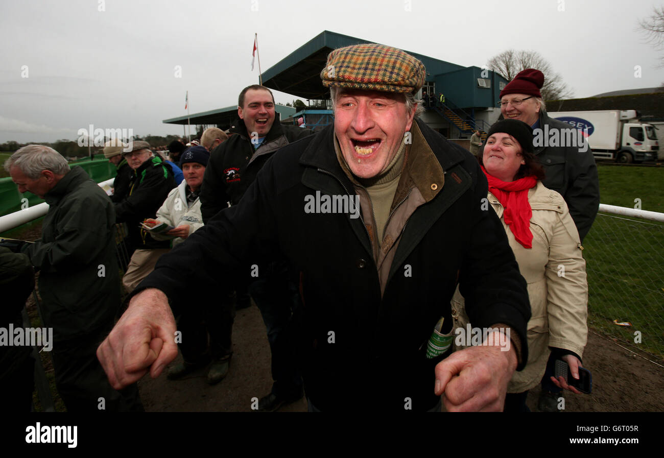 Preisgekrönte Besitzer Michael Mann feiert nach Cuine Rock die Stockproof Fechten Produkte t.a. Morris-Einsätze auf der 89. nationalen Coursing-Sitzung im Powerstown Park, Clonmel, Co. Tipperary gewann. Stockfoto