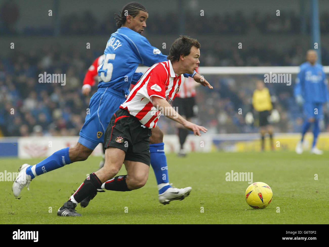 Joachim Bjorklund von Sunderland stößt bei ihrem Spiel der Nationwide Division One auf Richard Langley in Cardiff, Ninian Park Ground, PA Foto: KEINE VERWENDUNG DER INOFFIZIELLEN CLUB-WEBSITE. Stockfoto