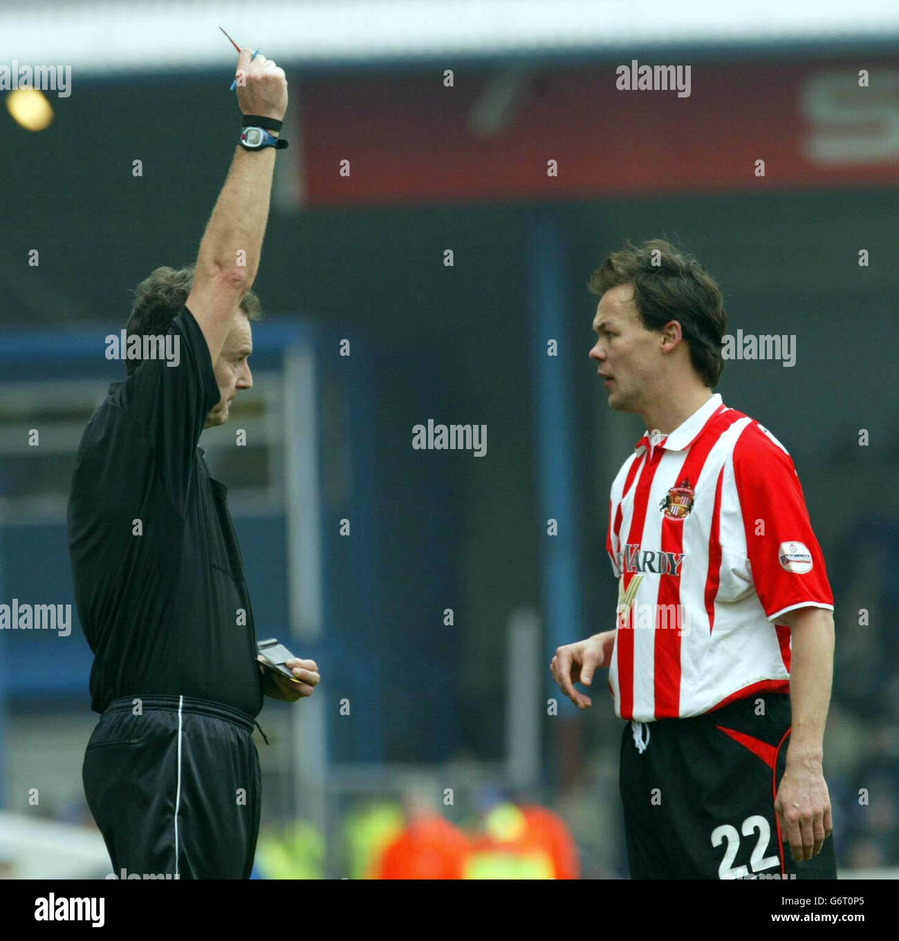 Joachim Bjorklund von Sunderland wird während ihres Nationwide Division One Spiels auf dem Ninian Park Ground in Cardiff eine rote Karte gezeigt. KEINE INOFFIZIELLE CLUB-WEBSITE. Stockfoto