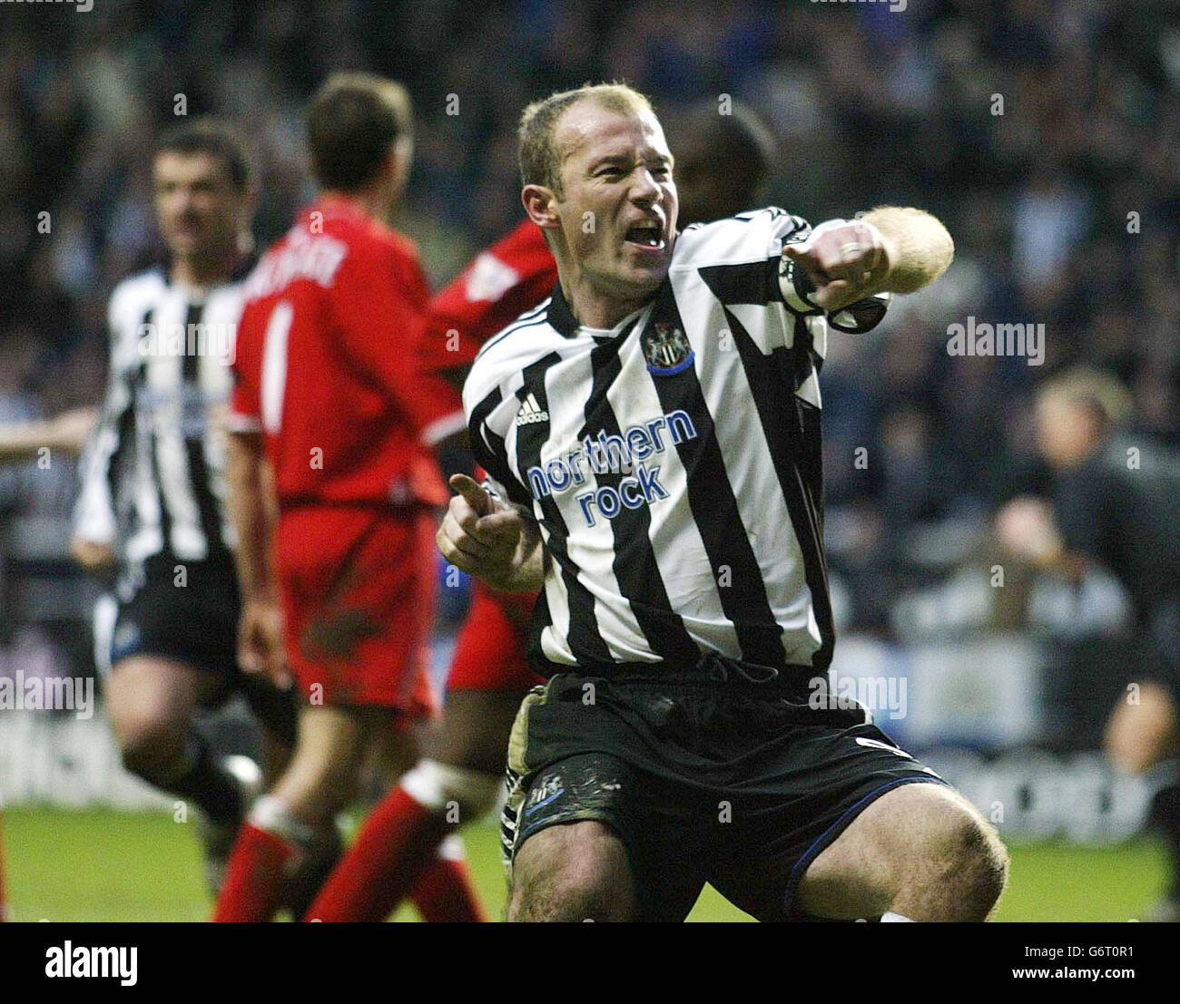 Alan Shearer von Newcastle United feiert das Spiel nach dem Treffer gegen Middlesbrough während ihres Barclaycard Premiership-Spiels auf dem St. James' Park Ground von Newcastle. 22/02/04: Ngland-Chef Sven-Goran Eriksson wird nicht versuchen, Shearer zu überzeugen, sein selbstauferlegtes Exil aus dem internationalen Fußball zu beenden. Der 33-Jährige, der gestern beim Derby-Sieg von Newcastle über Middlesbrough im Jahr 2-1 einen kargen Sechsspiel-Spruch mit dem Sieger aus dem Elfmeterschießen beendete, wachte am Sonntag, dem 22 2004. Februar auf, um in den Schlagzeilen der Zeitung zu lesen, die behaupteten, er habe die Chance, erneut für sein Land zu spielen, abgelehnt. . Stockfoto Alan Shearer von Newcastle United feiert das Spiel nach dem Treffer gegen Middlesbrough während ihres Barclaycard Premiership-Spiels auf dem St. James' Park Ground von Newcastle. 22/02/04: Ngland-Chef Sven-Goran Eriksson wird nicht versuchen, Shearer zu überzeugen, sein selbstauferlegtes Exil aus dem internationalen Fußball zu beenden. Der 33-Jährige, der gestern beim Derby-Sieg von Newcastle über Middlesbrough im Jahr 2-1 einen kargen Sechsspiel-Spruch mit dem Sieger aus dem Elfmeterschießen beendete, wachte am Sonntag, dem 22 2004. Februar auf, um in den Schlagzeilen der Zeitung zu lesen, die behaupteten, er habe die Chance, erneut für sein Land zu spielen, abgelehnt. . Stockfoto