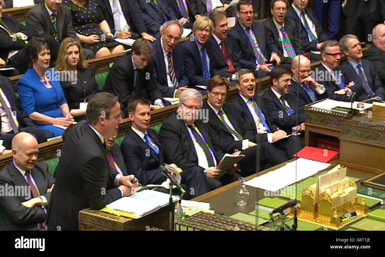 Ein Blick auf die Regierungssicht, wie Premierminister David Cameron bei den Fragen des Premierministers im Londoner Unterhaus spricht. Stockfoto