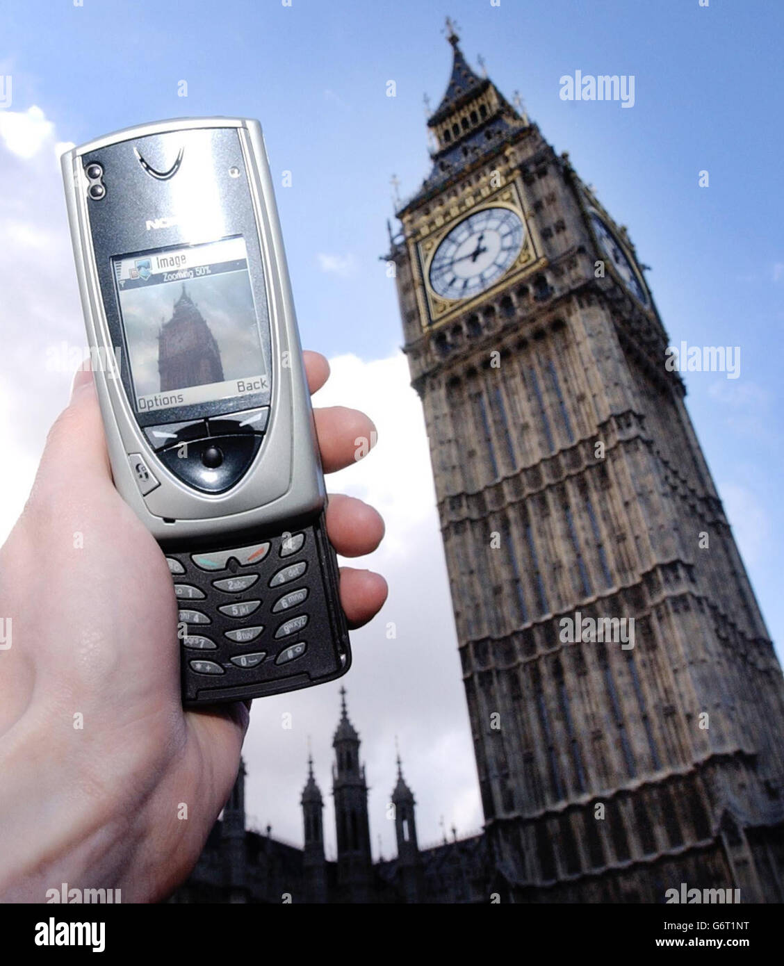 Ein mobiler Benutzer macht ein Foto des Turms, der Big Ben in den Houses of Parliament in London beherbergt, mit der eingebauten Kamera auf einem Nokia-Telefon. Branchenexperten hoffen, dass bis Ende dieses Jahres Mobilfunkabonnements über 1.6 Milliarden - 1 von vier der Weltbevölkerung - übersteigen werden, und Bilder, die von Mobiltelefonen gesendet werden, könnten herkömmliche Urlaubspostkarten von einigen wichtigen Resorts in Europa überholen. Stockfoto