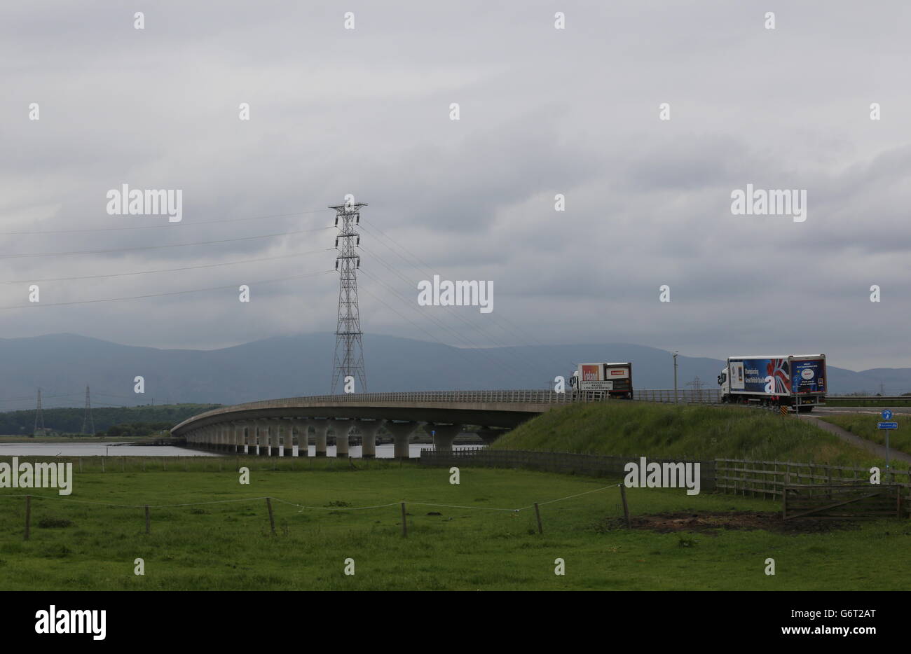 LKW über Clackmannanshire Brücke über den Firth of Forth und Norden Pylon der 400kV Forth Kreuzung Schottland Juni 2016 Stockfoto