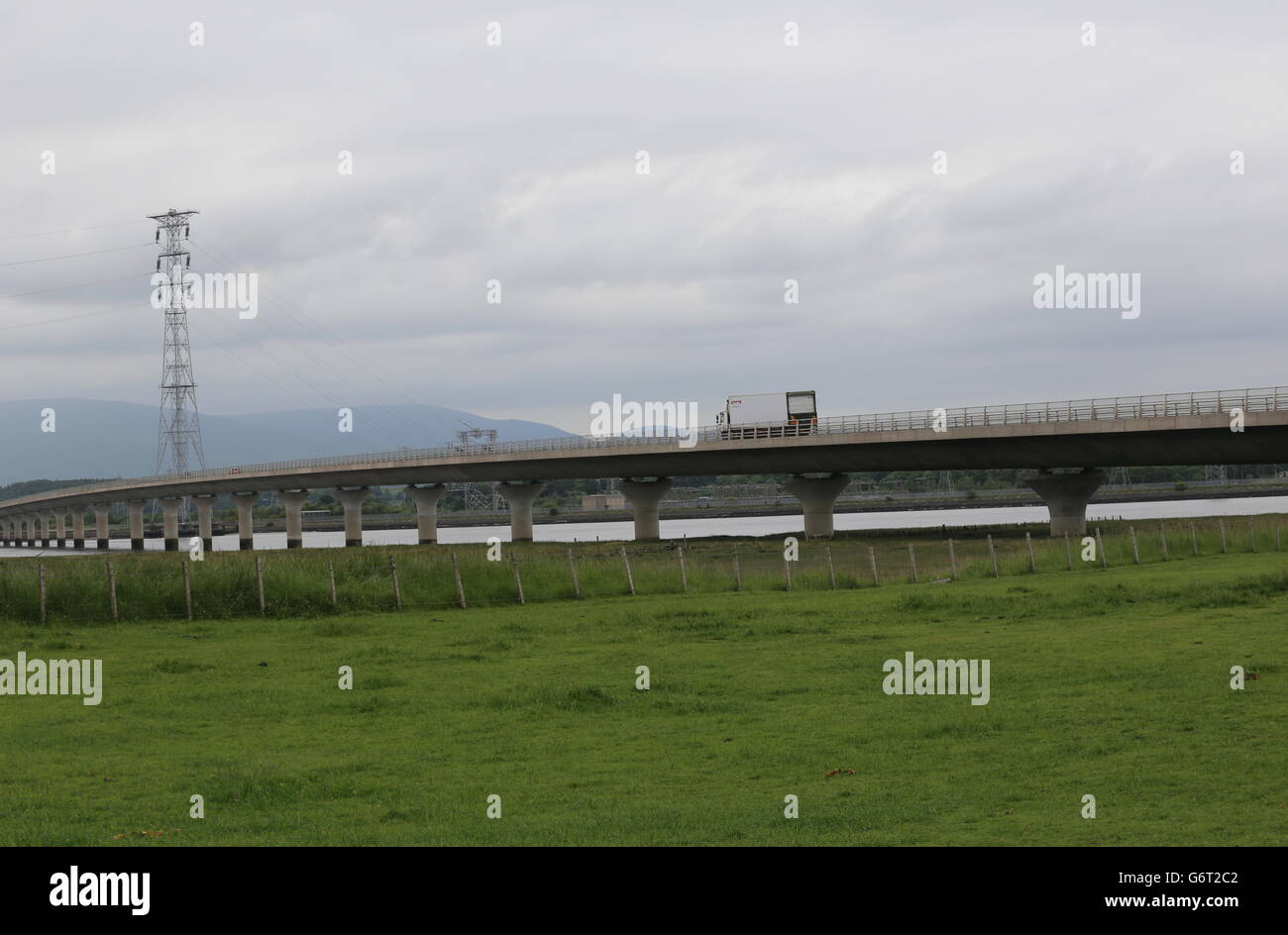 Clackmannanshire Brücke über den Firth of Forth und Norden Pylon der 400kV Forth überqueren Schottland Juni 2016 Stockfoto