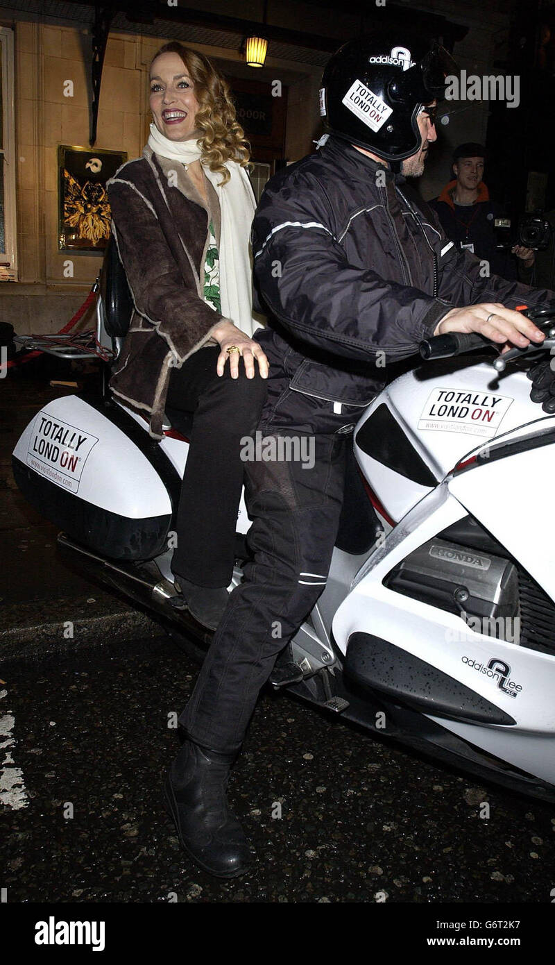 Jerry Hall kommt mit dem Fahrrad am her Majesty's Theatre in Haymarket, im Zentrum von London an, um ihren Weltrekordversuch zu beginnen, indem sie am selben Abend in sechs verschiedenen West End-Musicals spielt. Sie wird sechs verschiedene Rollen spielen, darunter eine französische Dame der Nacht und eine wohlhabende Aristokratin, in Phantom der Oper, Les Miserables, Fame, Blood Brothers, Anything Goes, Mit dem Finale in Chitty Chitty Bang Bang. Stockfoto