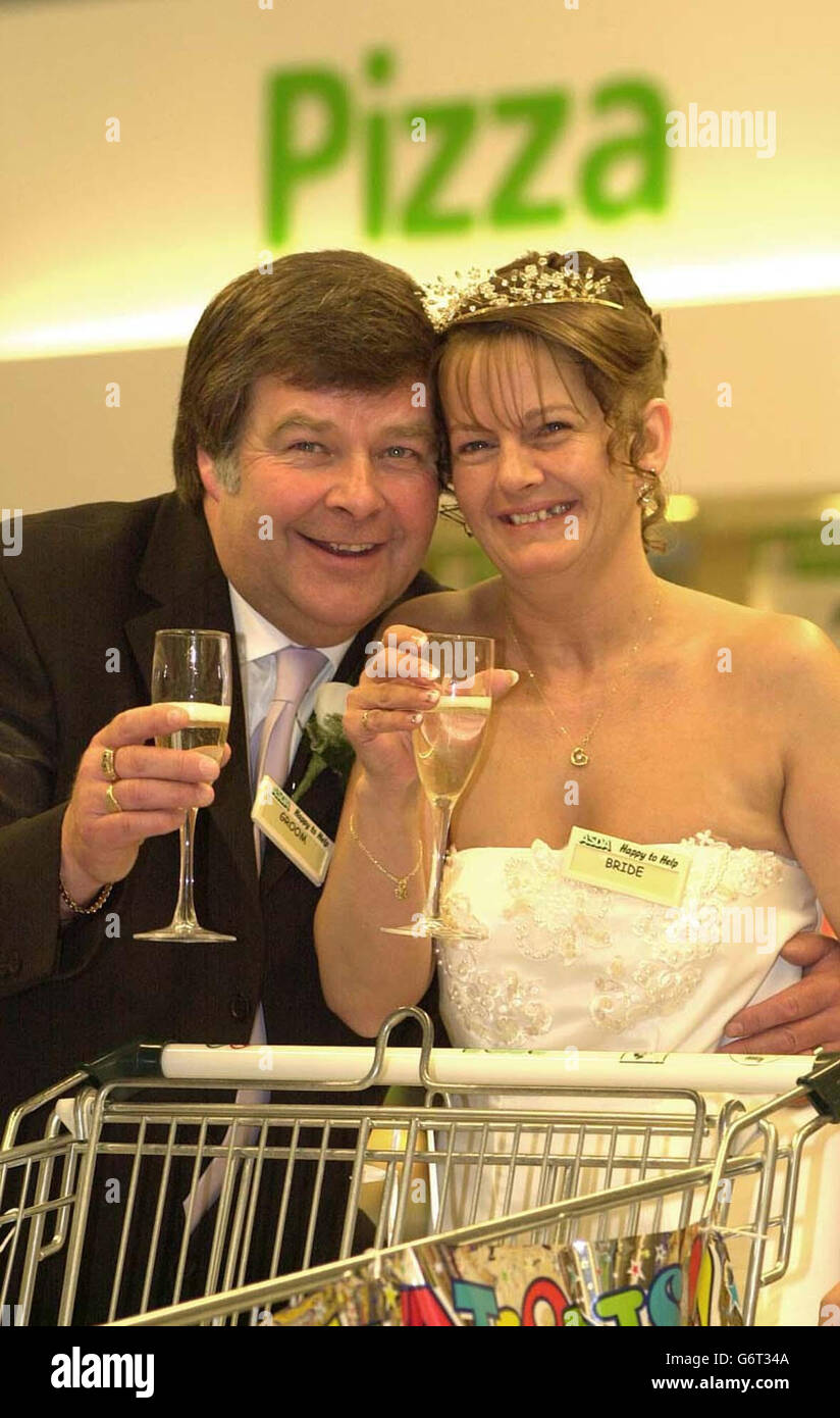 Die frisch verheirateten Pete Freeman, 54, und Jill Piggott 42, beide aus York, nachdem sie das erste Paar waren, das in einem Supermarkt heiratete, als sie den Knoten im in Asda Supermarket in York banden. Stockfoto