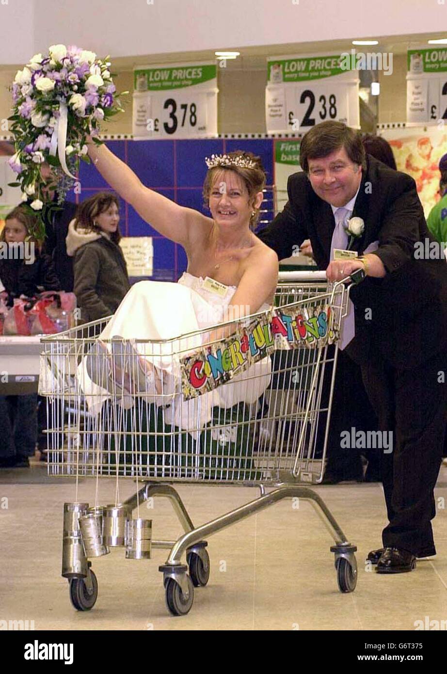 Die frisch verheirateten Pete Freeman, 54, und Jill Piggott 42, beide aus York, nachdem sie das erste Paar waren, das in einem Supermarkt heiratete, als sie den Knoten im ian Asda Supermarkt in York festmachten. Stockfoto