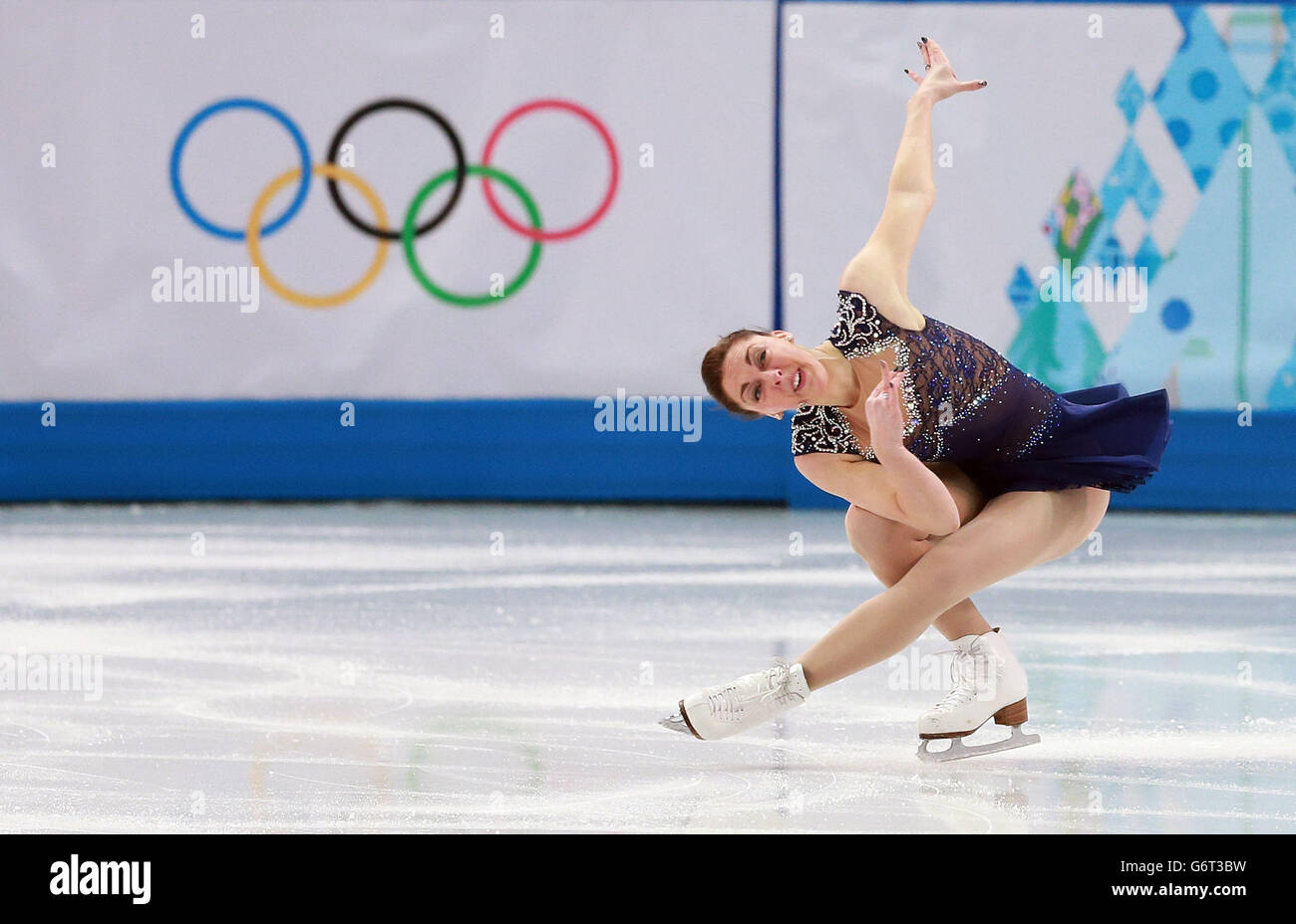 Die Großbritanniens Jenna McCorkell tritt im Team Ladies Short Program bei den Olympischen Spielen 2014 in Sotschi, Russland, an. Stockfoto