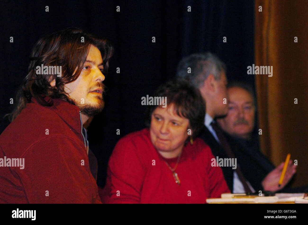 Der ehemalige M15-Spion David Shayler (links) und der Abgeordnete George Galloway (rechts) warten in den Flügeln, bevor sie beide auf der jährlichen Konferenz der Stop the war Coalition im Camden Centre im Zentrum von London sprechen sollten, wo er später sprechen sollte. Die Koalition hat sich im vergangenen Jahr auf der politischen und Wahlkampfkarte etabliert und ist weiterhin entschlossen, zukünftige Kriege zu verhindern und die Regierung für ihr Handeln zur Rechenschaft zu ziehen. Stockfoto