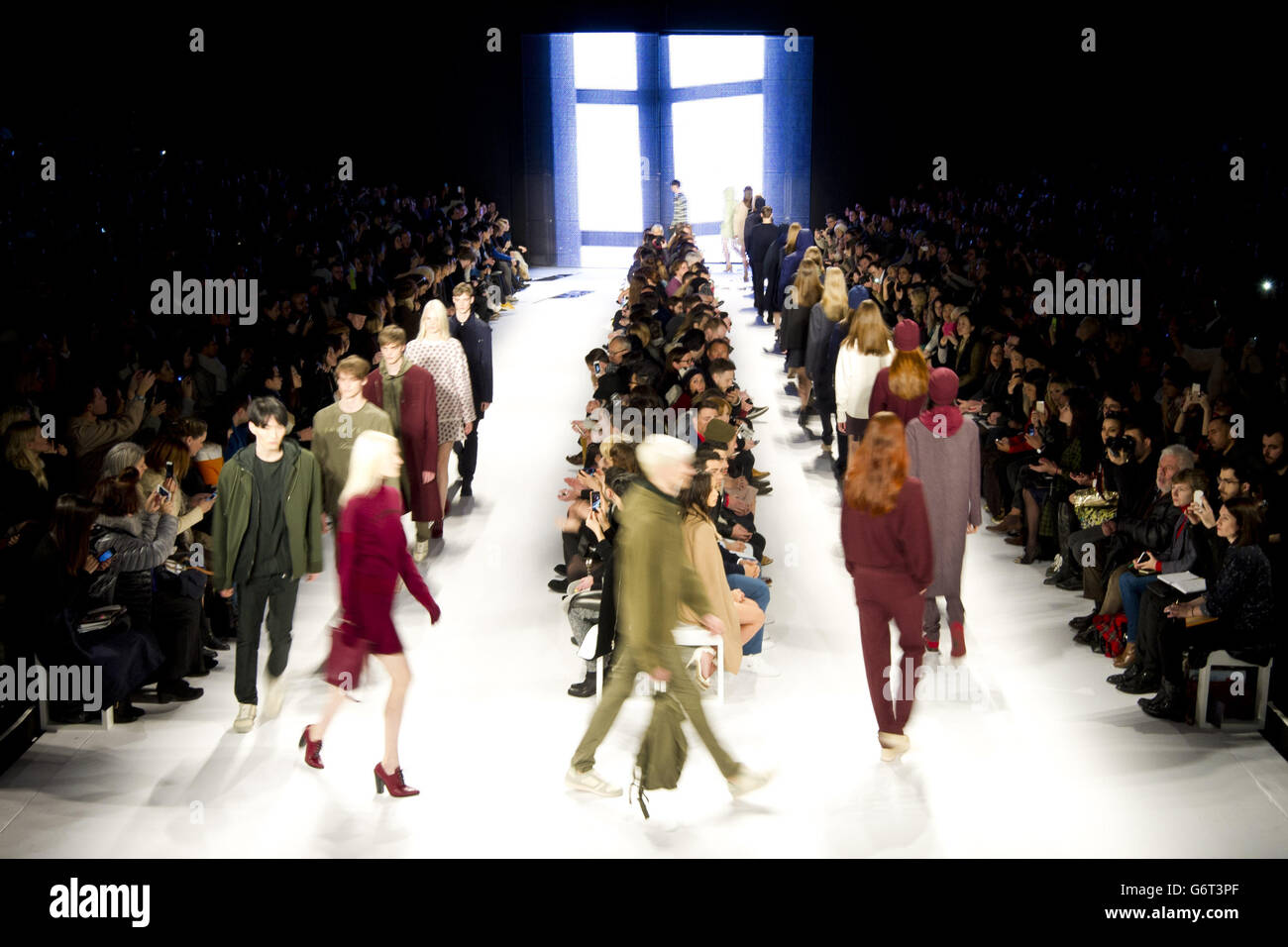 Ein Model auf dem Laufsteg auf der Lacoste Fashion Show im Lincoln Center in New York, im Rahmen der Mercedes Benz New York Fashion Week 2014. Stockfoto