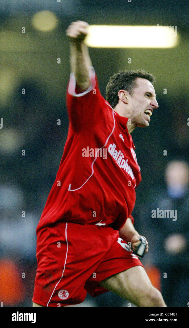 Middlesbroughs Kapitän Gareth Southgate schlägt die Luft vor den Boro-Fans, bevor er den Carling Cup nach dem Gewinn des letzten 2.1 gegen Bolton Wanderers im Millennium Stadium, Cardiff, hebt. Stockfoto