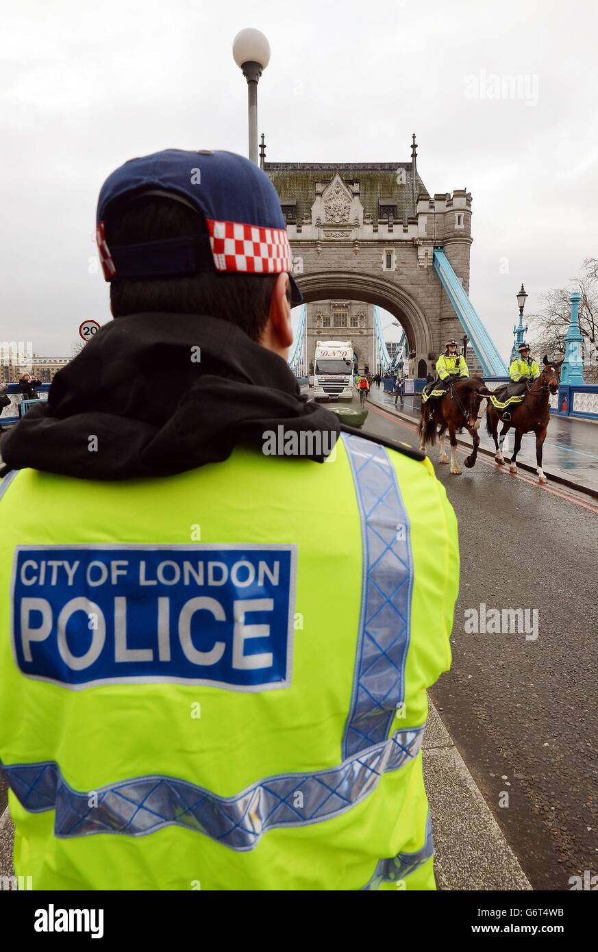 Die City of London Police montiert eine groß angelegte Operation auf der Tower Bridge bei der Einführung des Projekts Servator, die auf eine sichtbarere Polizeipräsenz auf den Straßen in der City of London setzen soll, Das soll kriminelle und terroristische Aktivitäten früher und aktiver abschrecken, stören und aufdecken. Stockfoto