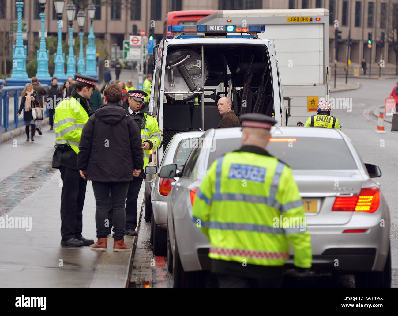 Die City of London Police montiert eine groß angelegte Operation auf der Tower Bridge bei der Einführung des Projekts Servator, die auf eine sichtbarere Polizeipräsenz auf den Straßen in der City of London setzen soll, Das soll kriminelle und terroristische Aktivitäten früher und aktiver abschrecken, stören und aufdecken. Stockfoto