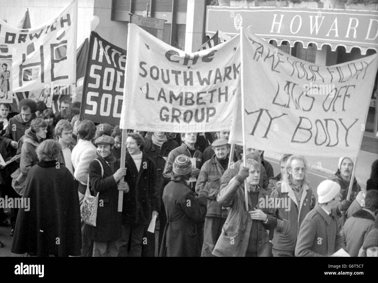 Die Demonstranten heben ihre Transparente auf, als sie das Ufer des Charing Cross verlassen, auf einem marsch zum Trafalgar Square für eine Kundgebung, die vom National Gay News Defence Committee organisiert wird. Stockfoto