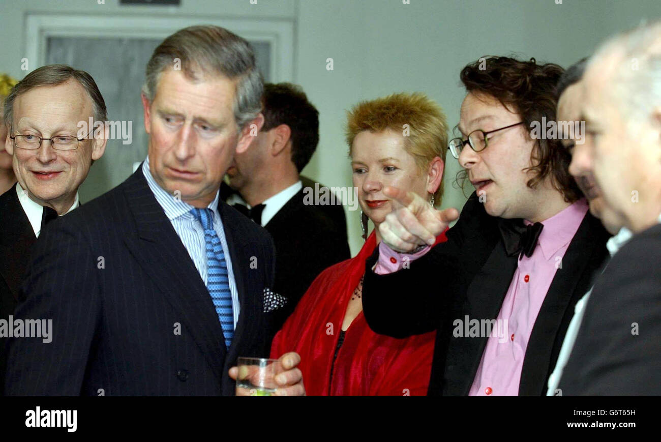 Der britische Prinz von Wales spricht mit Hugh Fearnley-Whittingstall (Zeigepointing) und Sophie Grigson, zwei der berühmten Köche, beim Empfang für die Gala „Sea into the Future“ des Marine Stewardship Council auf dem Old Billingsgate Fish Market in London. Stockfoto