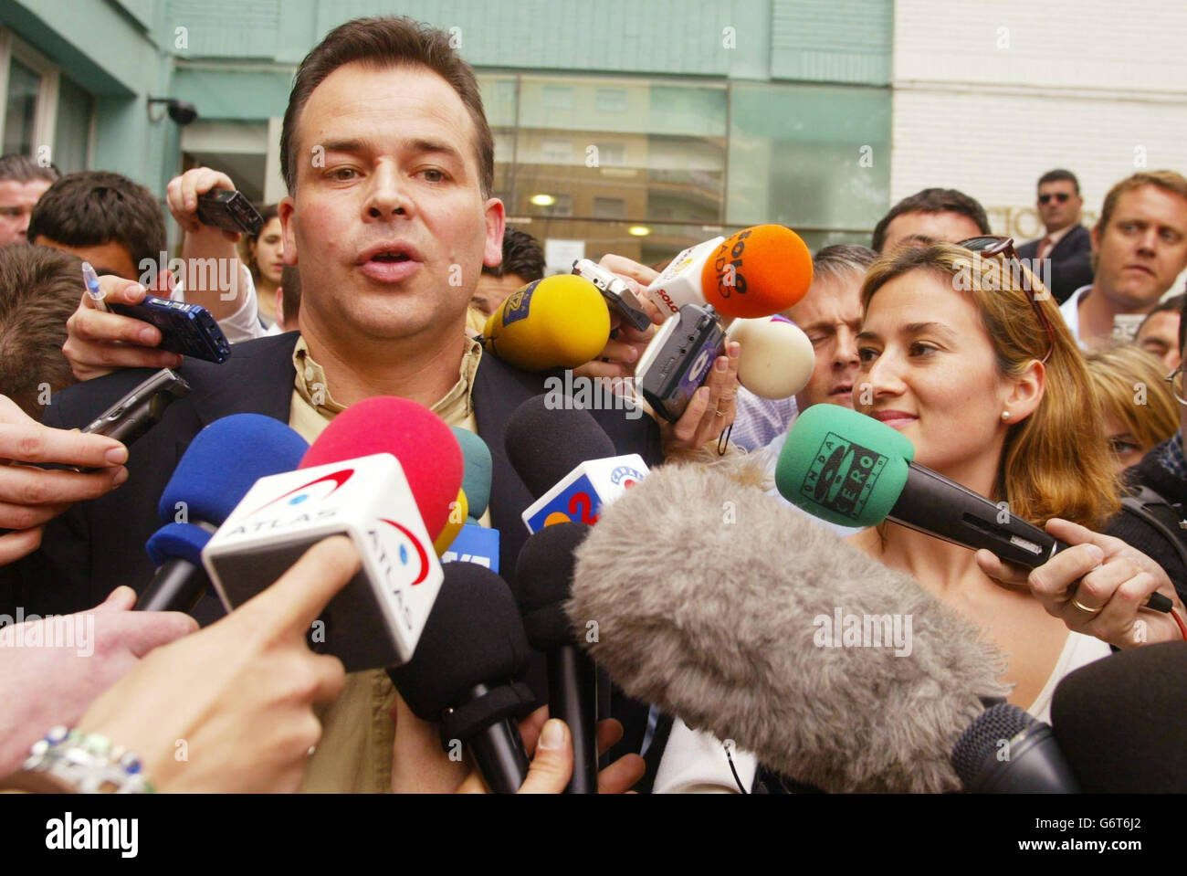 Tim Davies, Chief Executive des Leicester City Football Club, vor dem Gerichtsgebäude in Cartagena, Spanien. Keith Gillespie, Paul Dickov und Frank Sinclair von Leicester City wurden von einem Untersuchungsrichter, der einen angeblichen Angriff auf drei Frauen in einem spanischen Hotel untersucht, in Haft genommen. Stockfoto