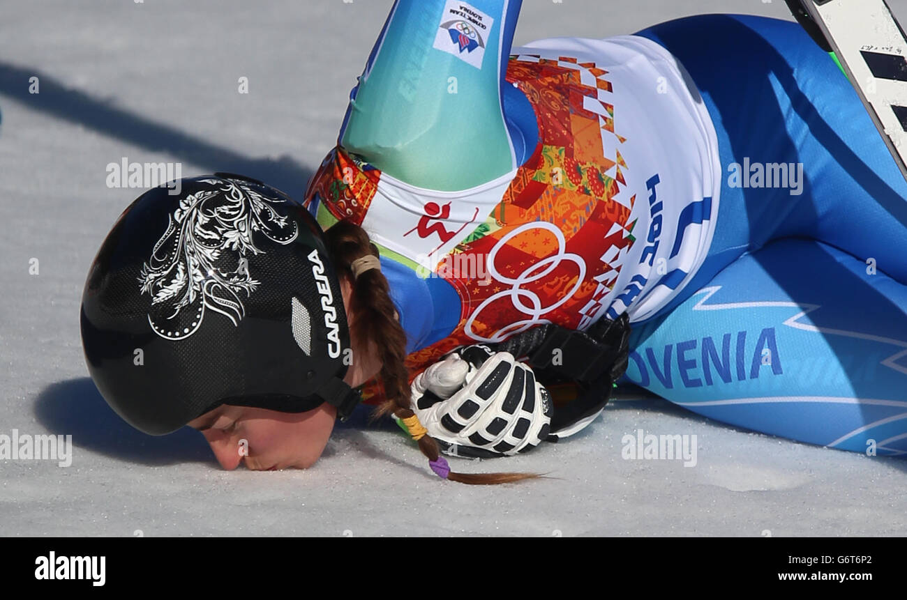 Tina Maze, die gemeinsame Goldmedaillengewinnerin der Slowakei, küsst den Schnee nach ihrem Lauf in der Damenabfahrt im Rosa Khutor Alpine Center während der Olympischen Spiele 2014 in Sotschi in Krasnaja Poljana, Russland. Stockfoto